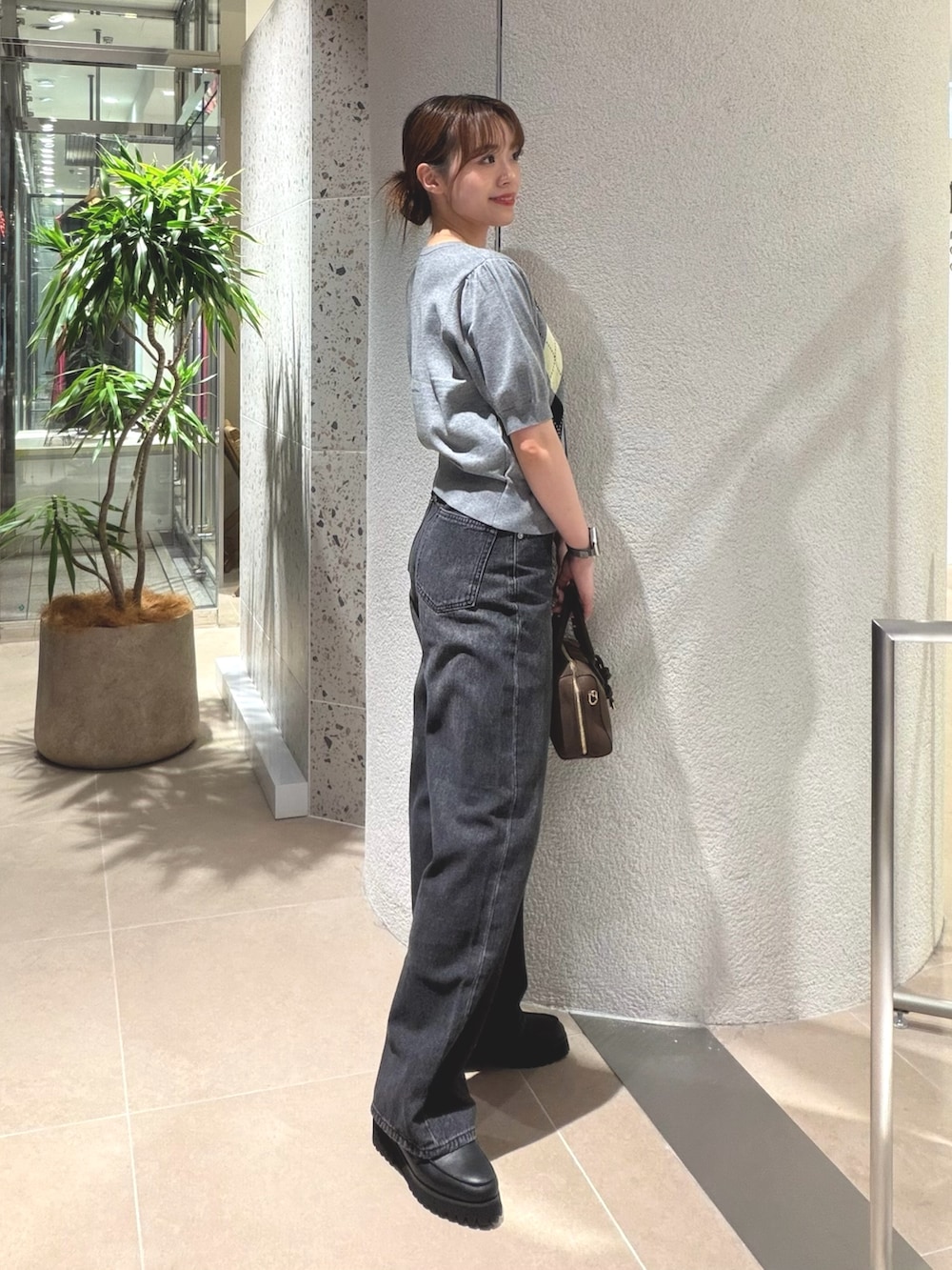 グレー系のカーディガン/ボレロ、ブラック系のデニムパンツ、ブラック系のローファーを着用したレディースの夏コーディネートの7枚目の写真
