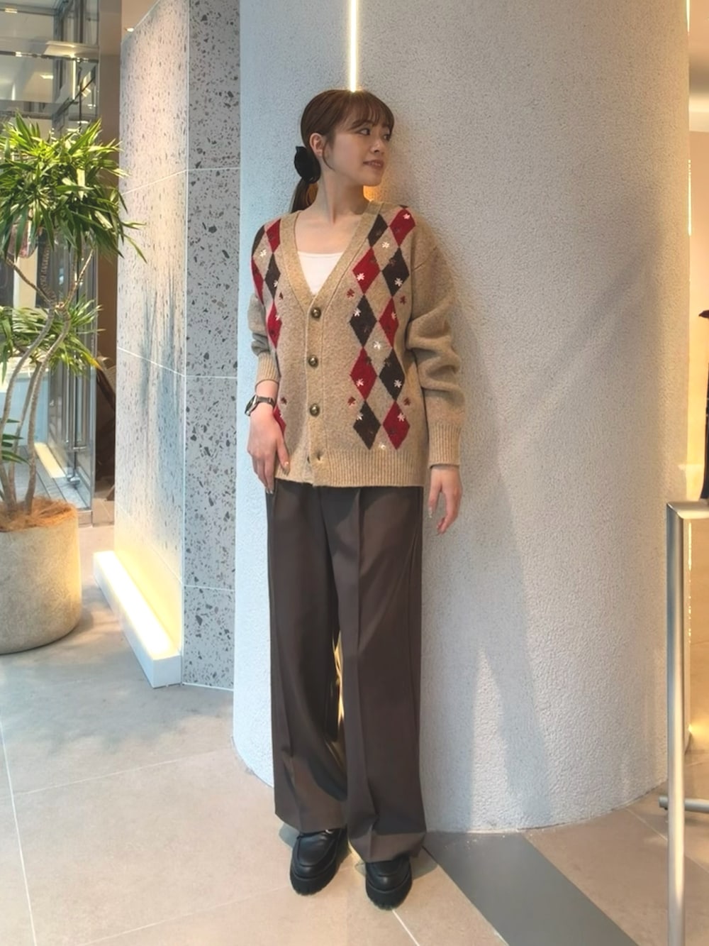 ベージュ系のカーディガン/ボレロ、ブラウン系のその他パンツ、ブラック系のローファーを着用したレディースの秋コーディネートの6枚目の写真