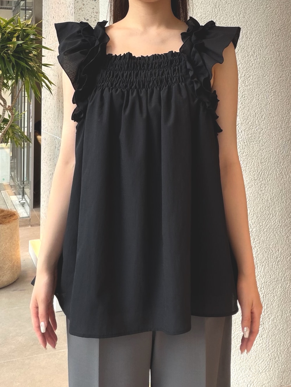 ブラック系のシャツ/ブラウス、グレー系のその他パンツ、ブラック系のサンダルを着用したレディースの夏コーディネートの9枚目の写真