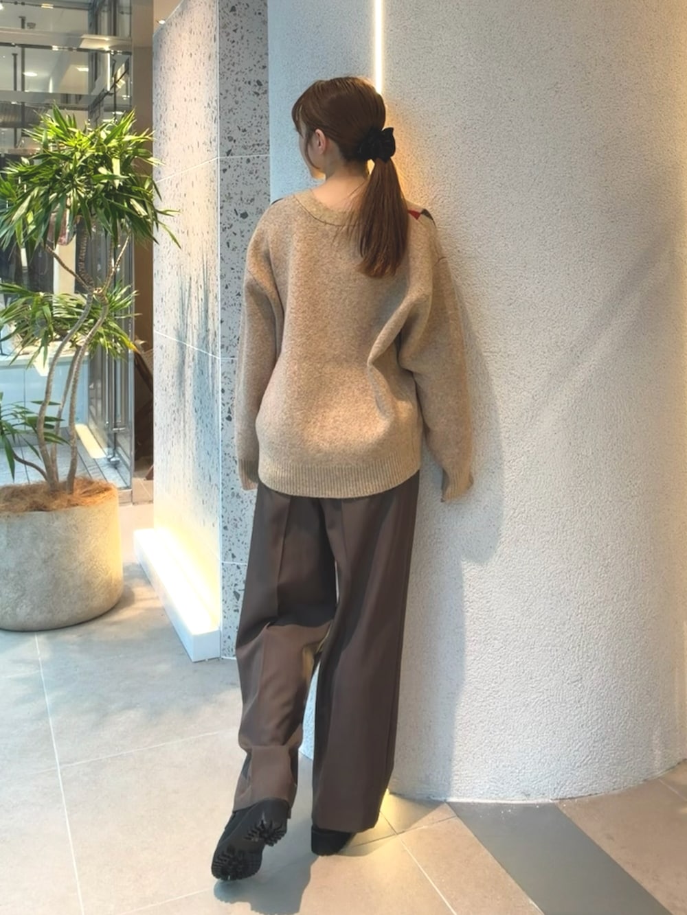 ベージュ系のカーディガン/ボレロ、ブラウン系のその他パンツ、ブラック系のローファーを着用したレディースの秋コーディネートの8枚目の写真