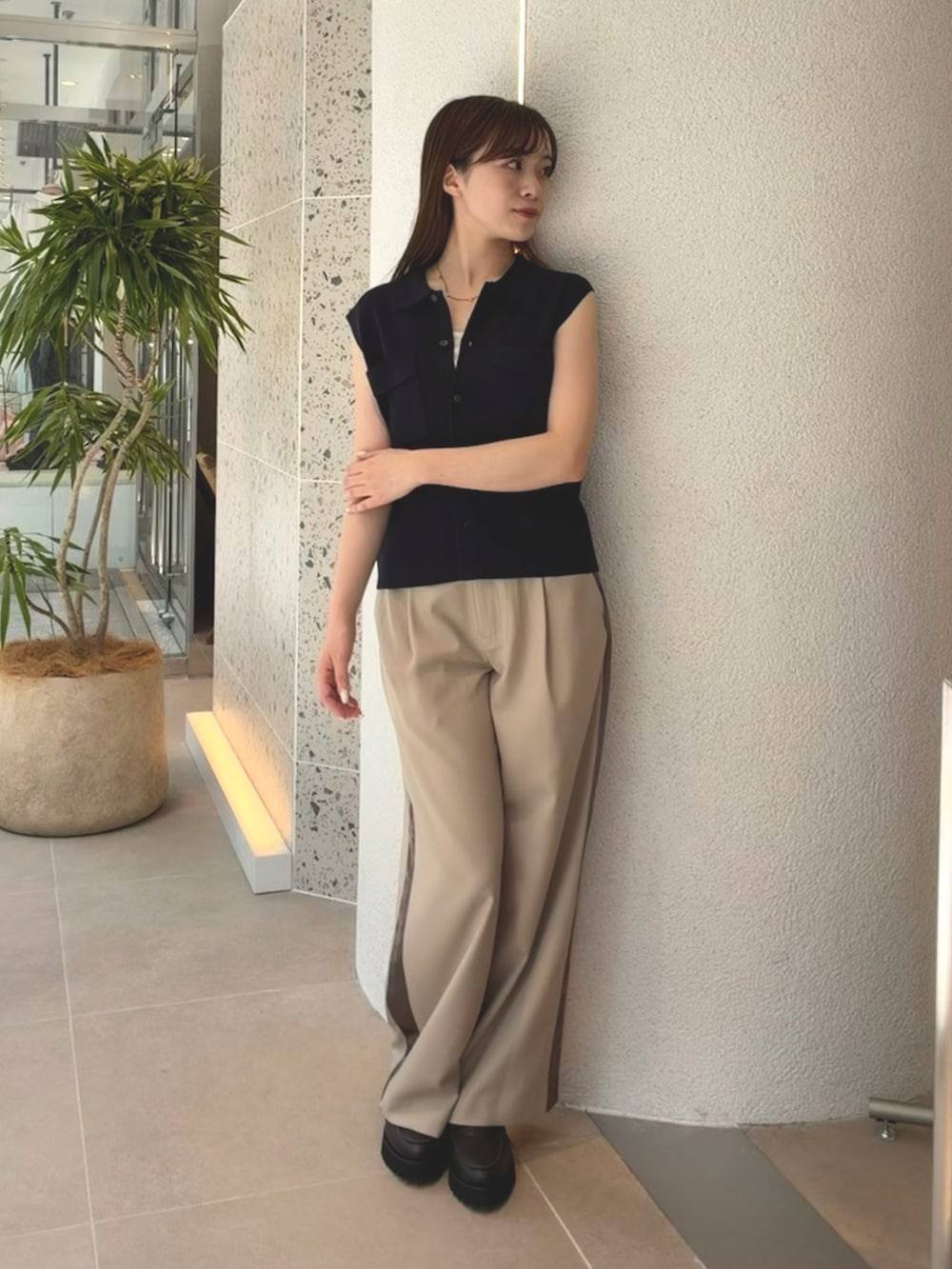 ブルー系のポロシャツ、ベージュ系のその他パンツ、ブラウン系のローファーを着用したレディースの夏コーディネートの5枚目の写真