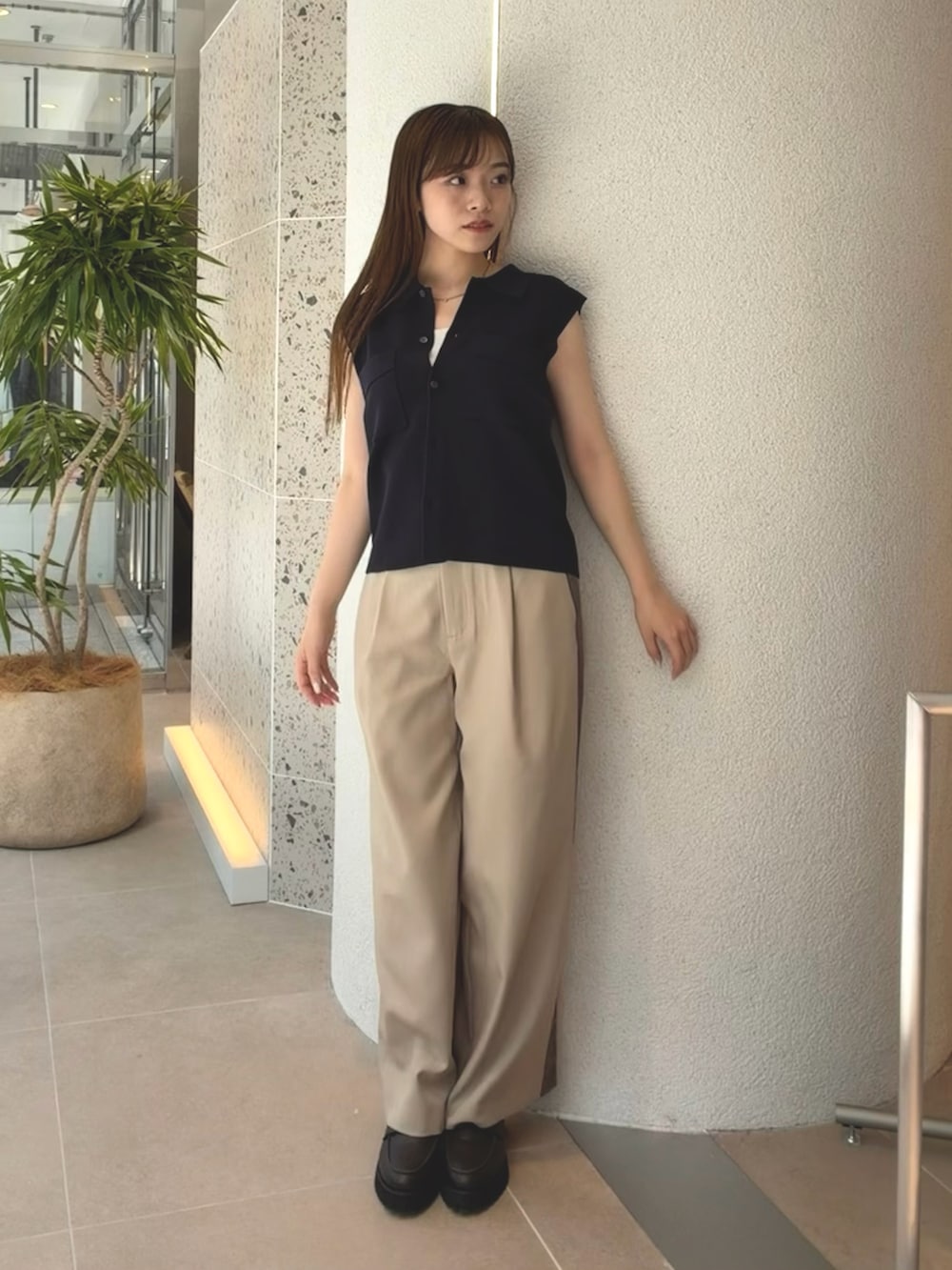 ブルー系のポロシャツ、ベージュ系のその他パンツ、ブラウン系のローファーを着用したレディースの夏コーディネートの6枚目の写真