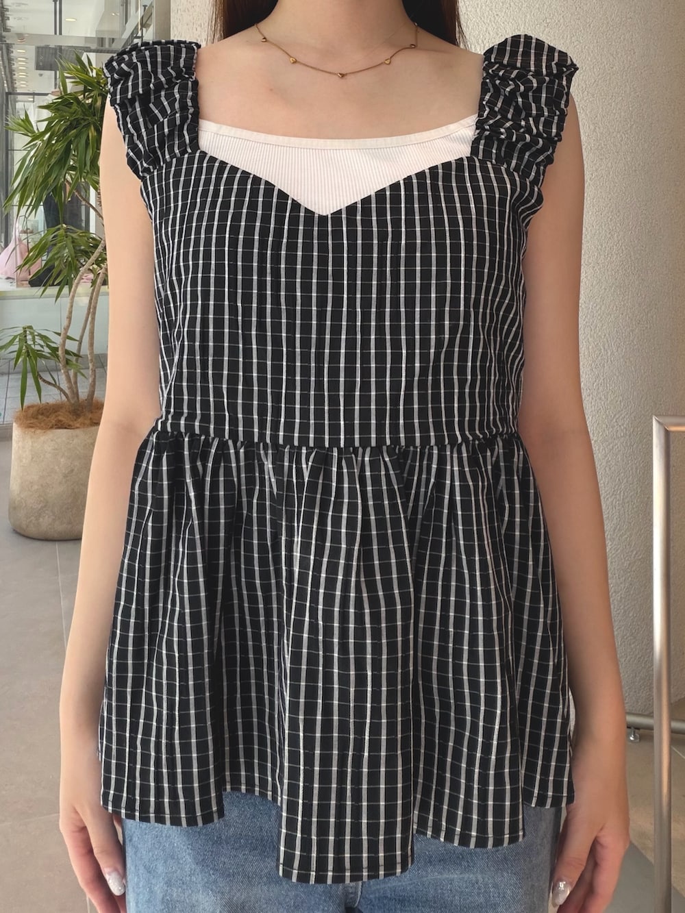 ブラック系のシャツ/ブラウス、ブルー系のデニムパンツを着用したレディースの夏コーディネートの9枚目の写真