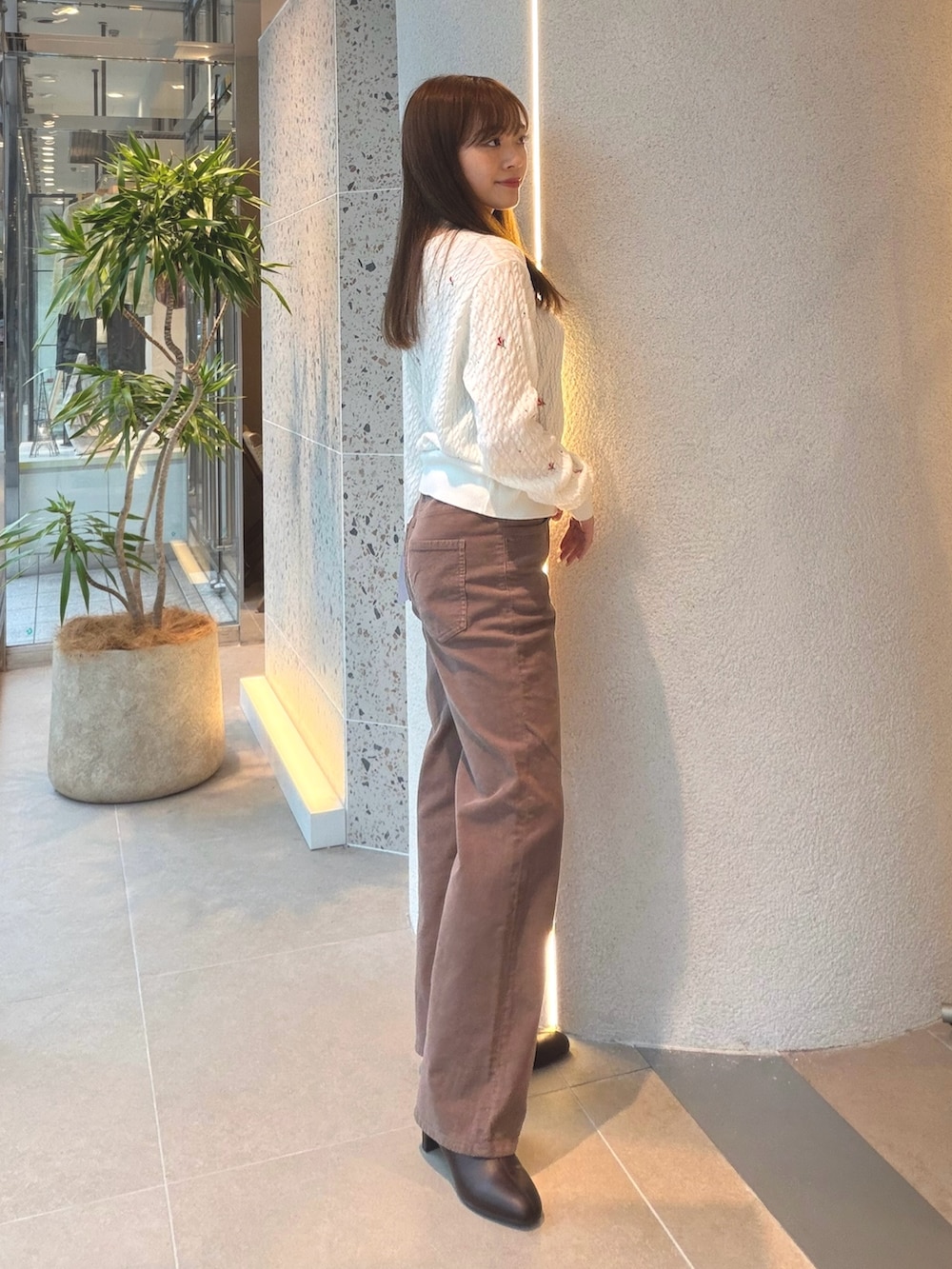 ホワイト系のカーディガン/ボレロ、ブラウン系のその他パンツ、ブラウン系のブーツを着用したレディースの秋コーディネートの7枚目の写真