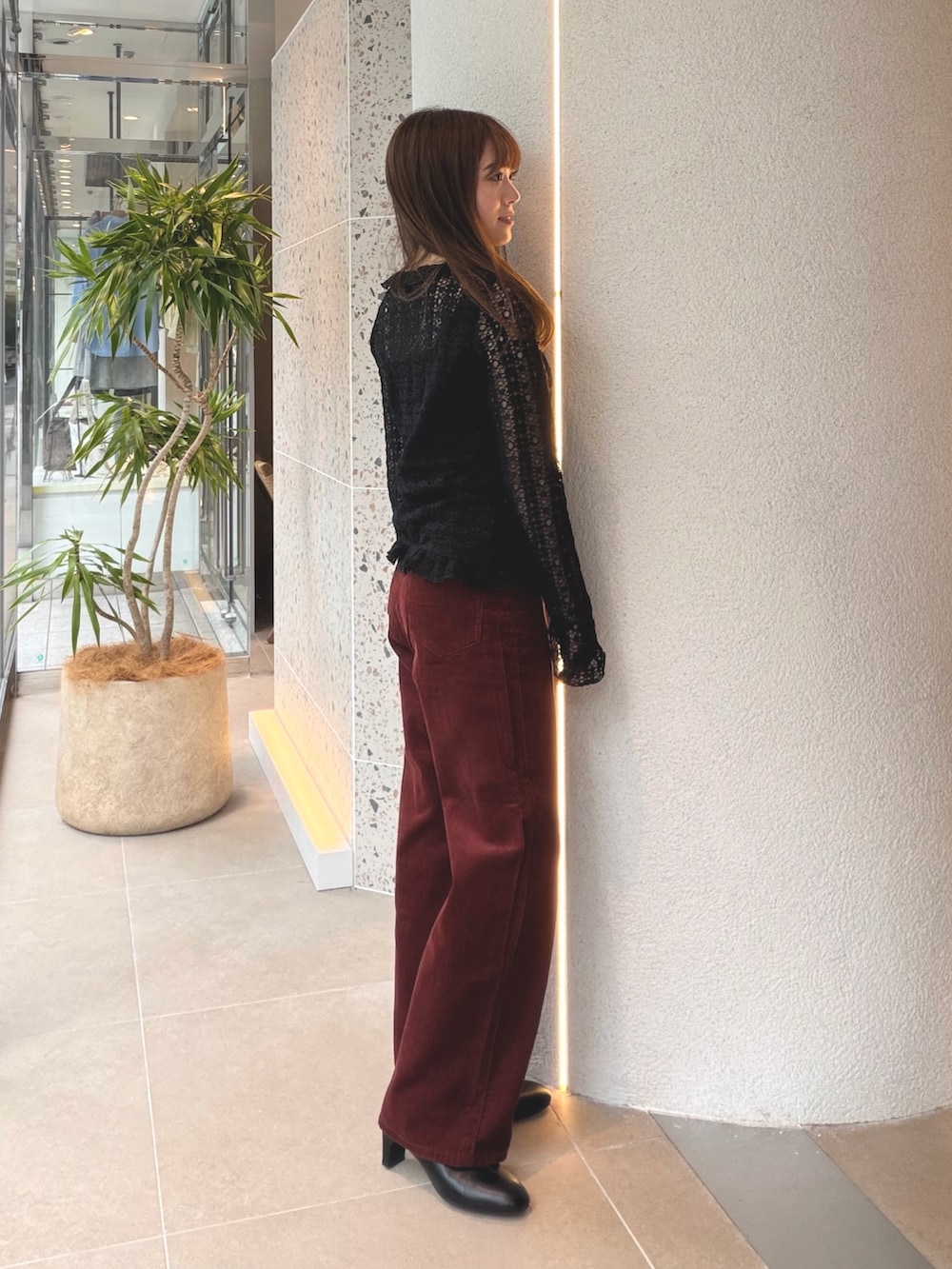 ブラック系のカーディガン/ボレロ、レッド系のその他パンツ、ブラック系のブーツを着用したレディースの秋コーディネートの7枚目の写真
