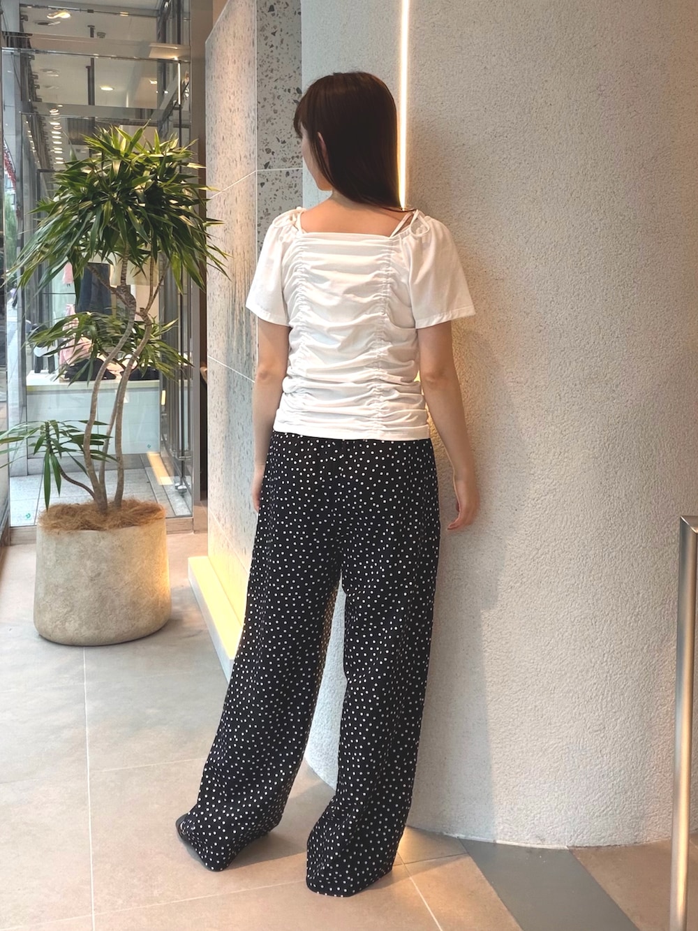 ホワイト系のTシャツ/カットソー、ブラック系のその他パンツ、ブラック系のサンダルを着用したレディースの夏コーディネートの7枚目の写真