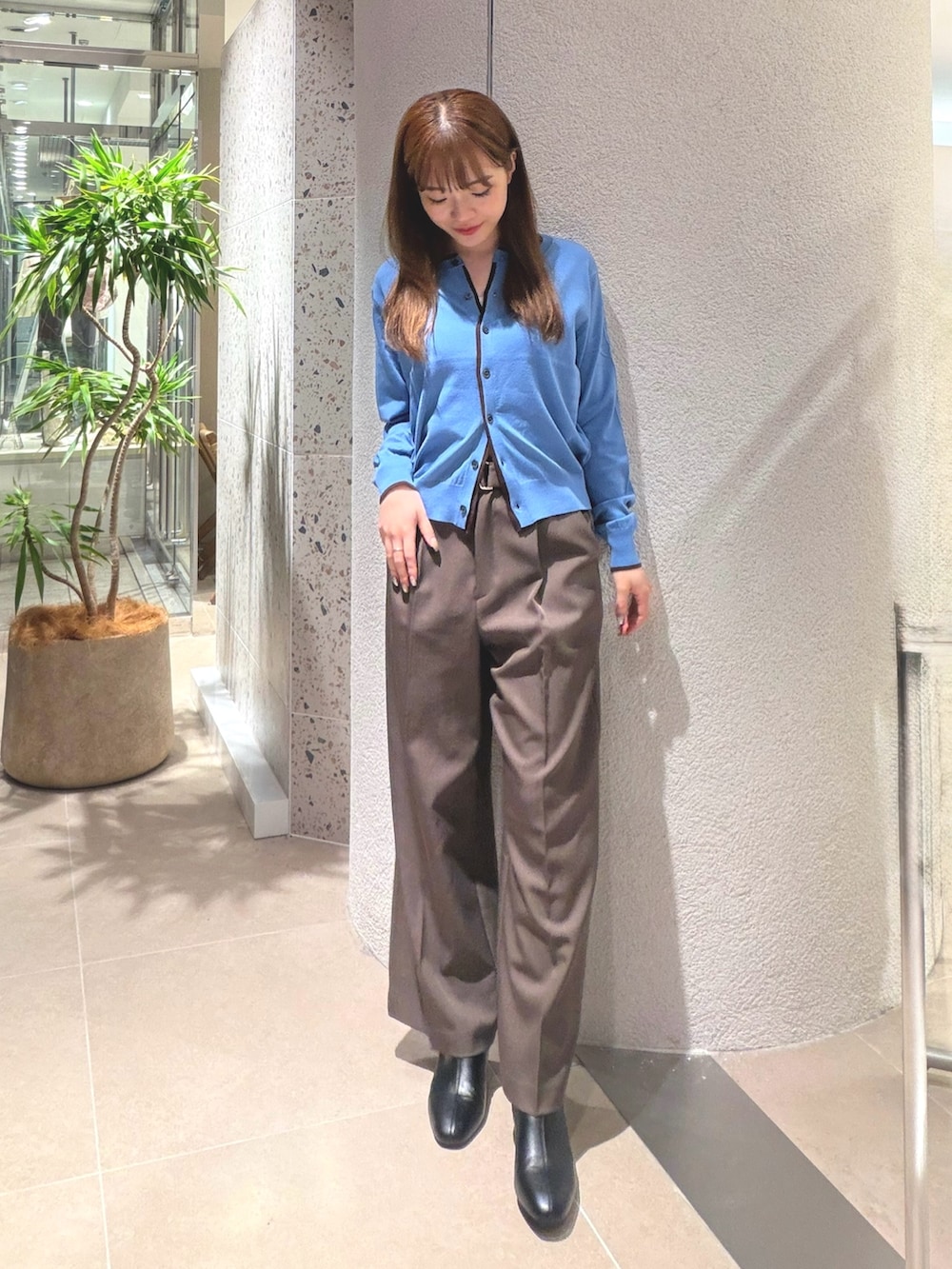 ブルー系のカーディガン/ボレロ、ブラウン系のその他パンツ、ブラック系のブーツを着用したレディースの秋コーディネートの4枚目の写真