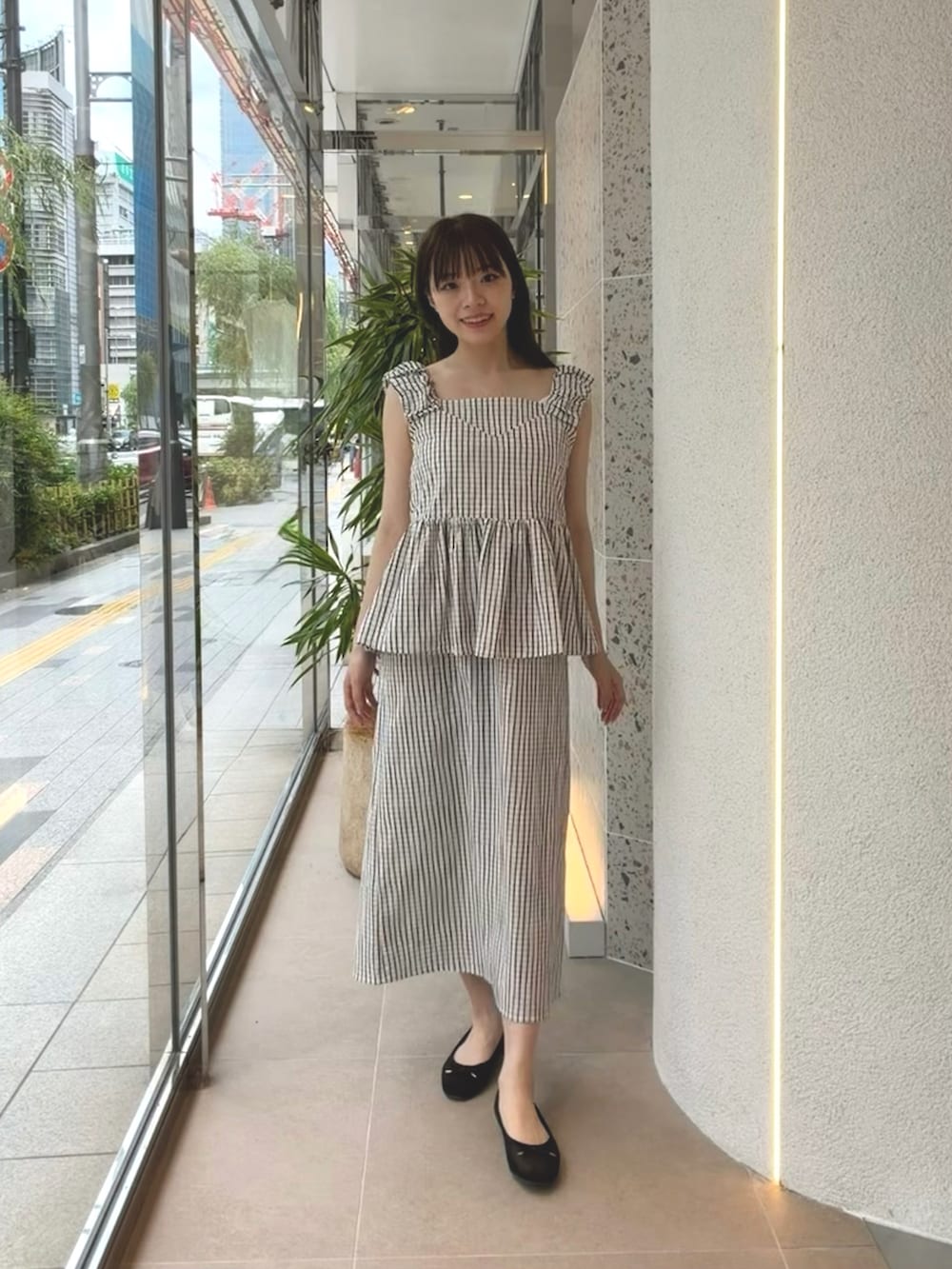 ホワイト系のシャツ/ブラウス、ホワイト系のワンピース、ブラック系のバレエシューズを着用したレディースの夏コーディネートの2枚目の写真