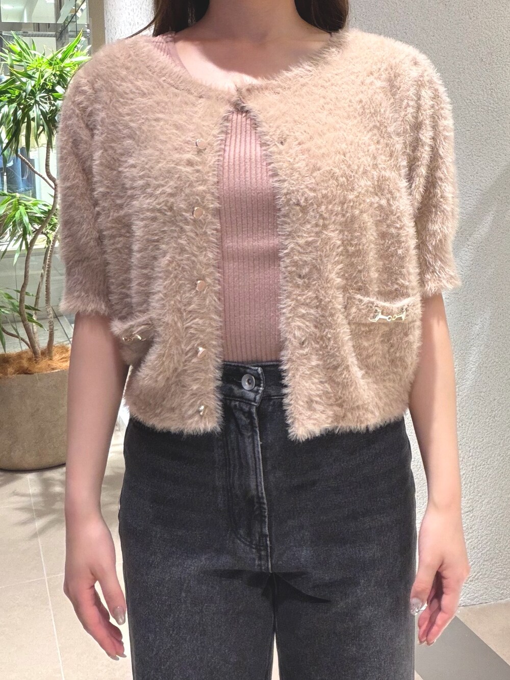 ベージュ系のニット/セーター、ブラック系のデニムパンツ、ブラウン系のローファーを着用したレディースの夏コーディネートの9枚目の写真