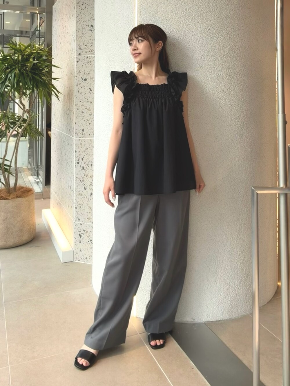 ブラック系のシャツ/ブラウス、グレー系のその他パンツ、ブラック系のサンダルを着用したレディースの夏コーディネートの3枚目の写真