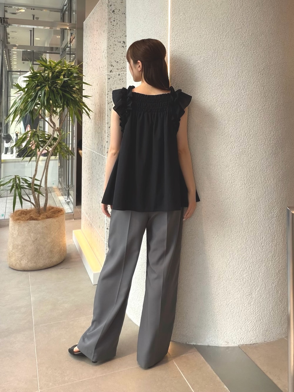 ブラック系のシャツ/ブラウス、グレー系のその他パンツ、ブラック系のサンダルを着用したレディースの夏コーディネートの8枚目の写真