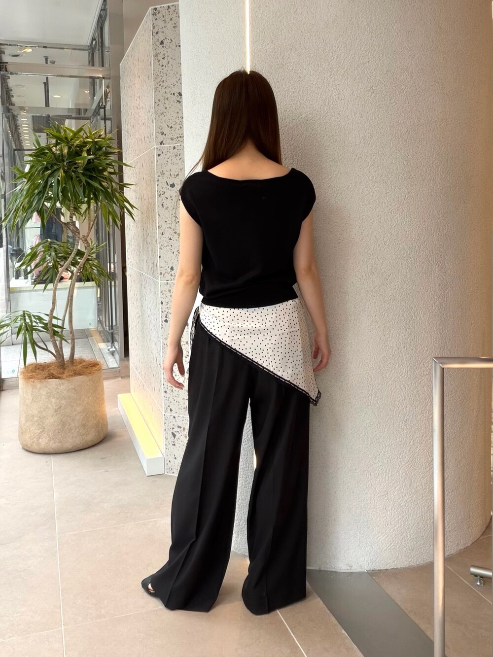 ブラック系のニット/セーター、ブラック系のその他パンツ、ブラック系のサンダルを着用したレディースの夏コーディネートの7枚目の写真