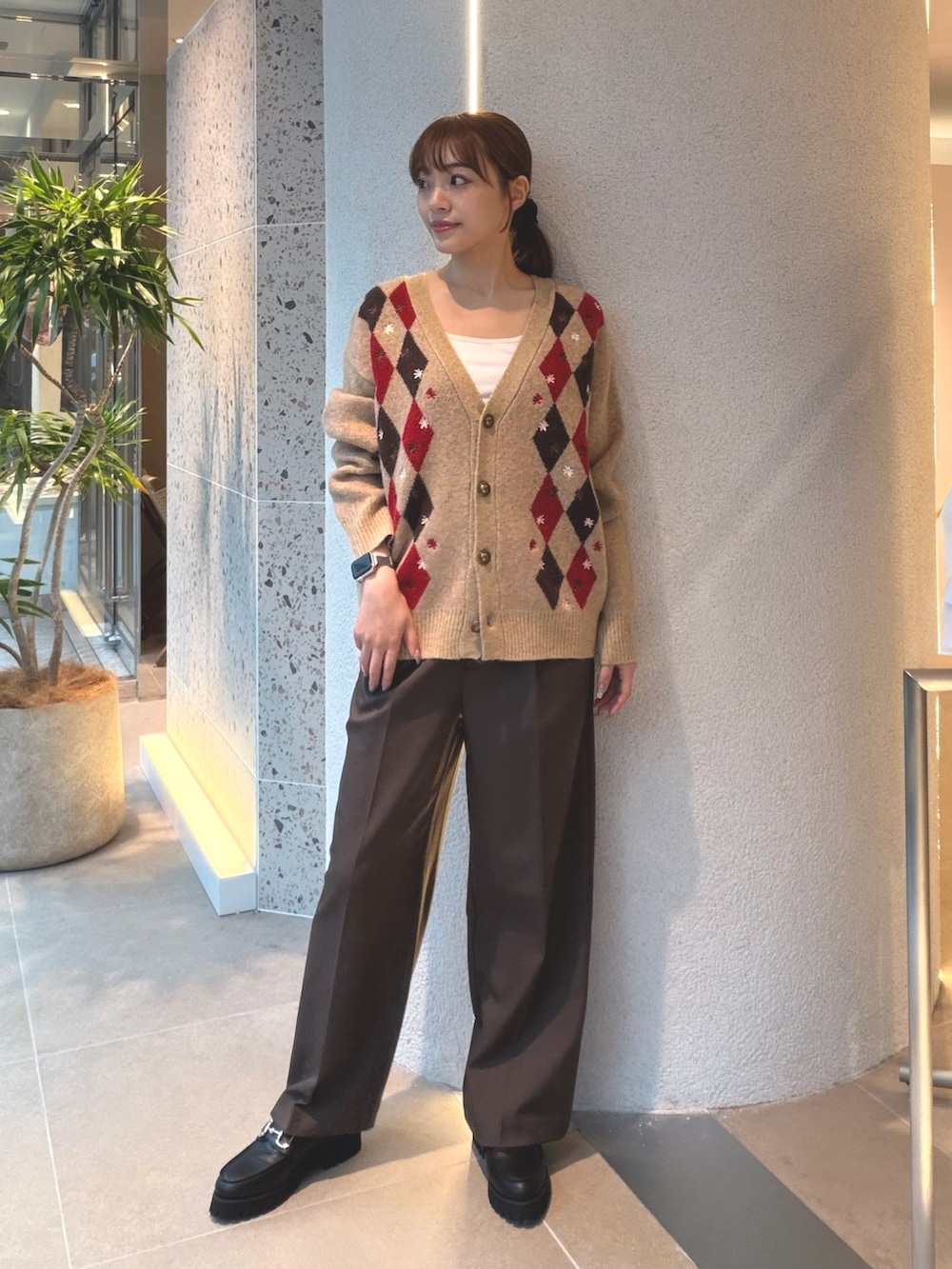 ベージュ系のカーディガン/ボレロ、ブラウン系のその他パンツ、ブラック系のローファーを着用したレディースの秋コーディネートの3枚目の写真