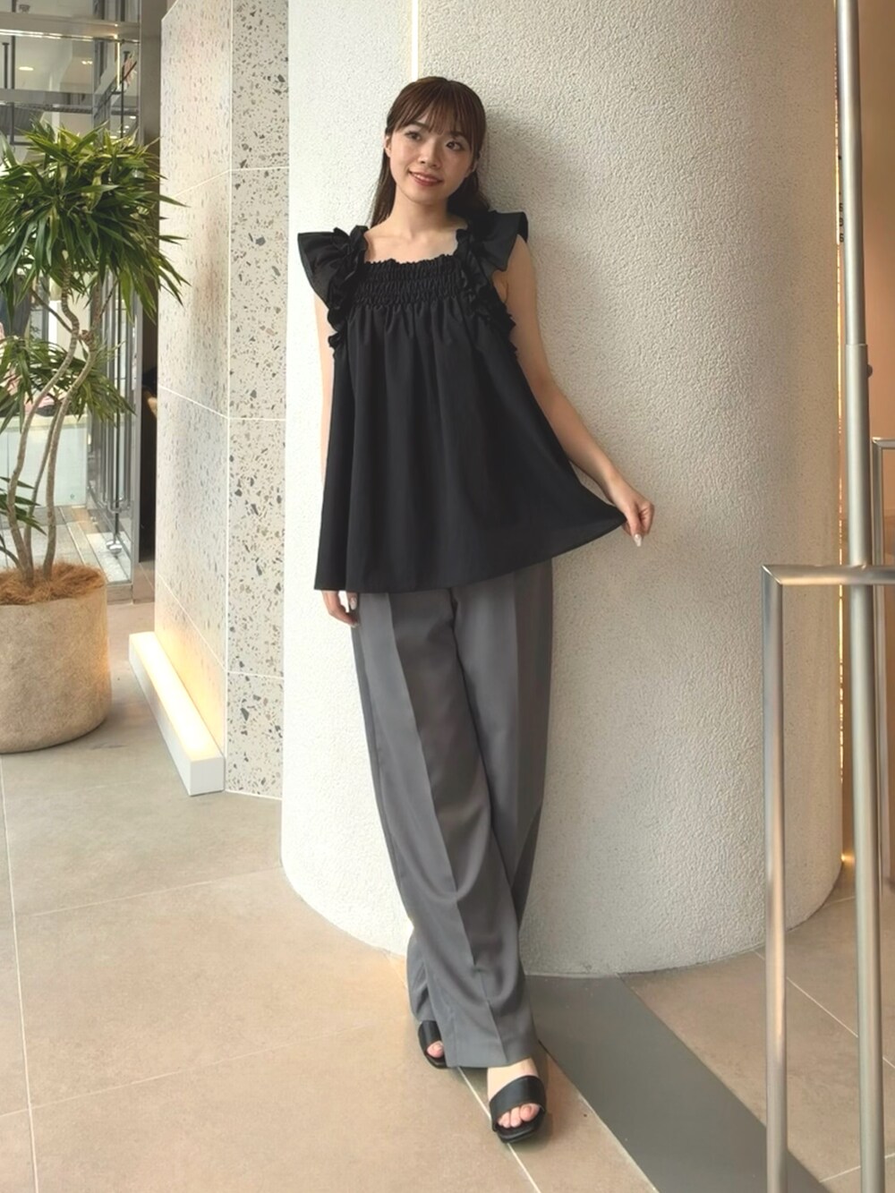 ブラック系のシャツ/ブラウス、グレー系のその他パンツ、ブラック系のサンダルを着用したレディースの夏コーディネートの5枚目の写真