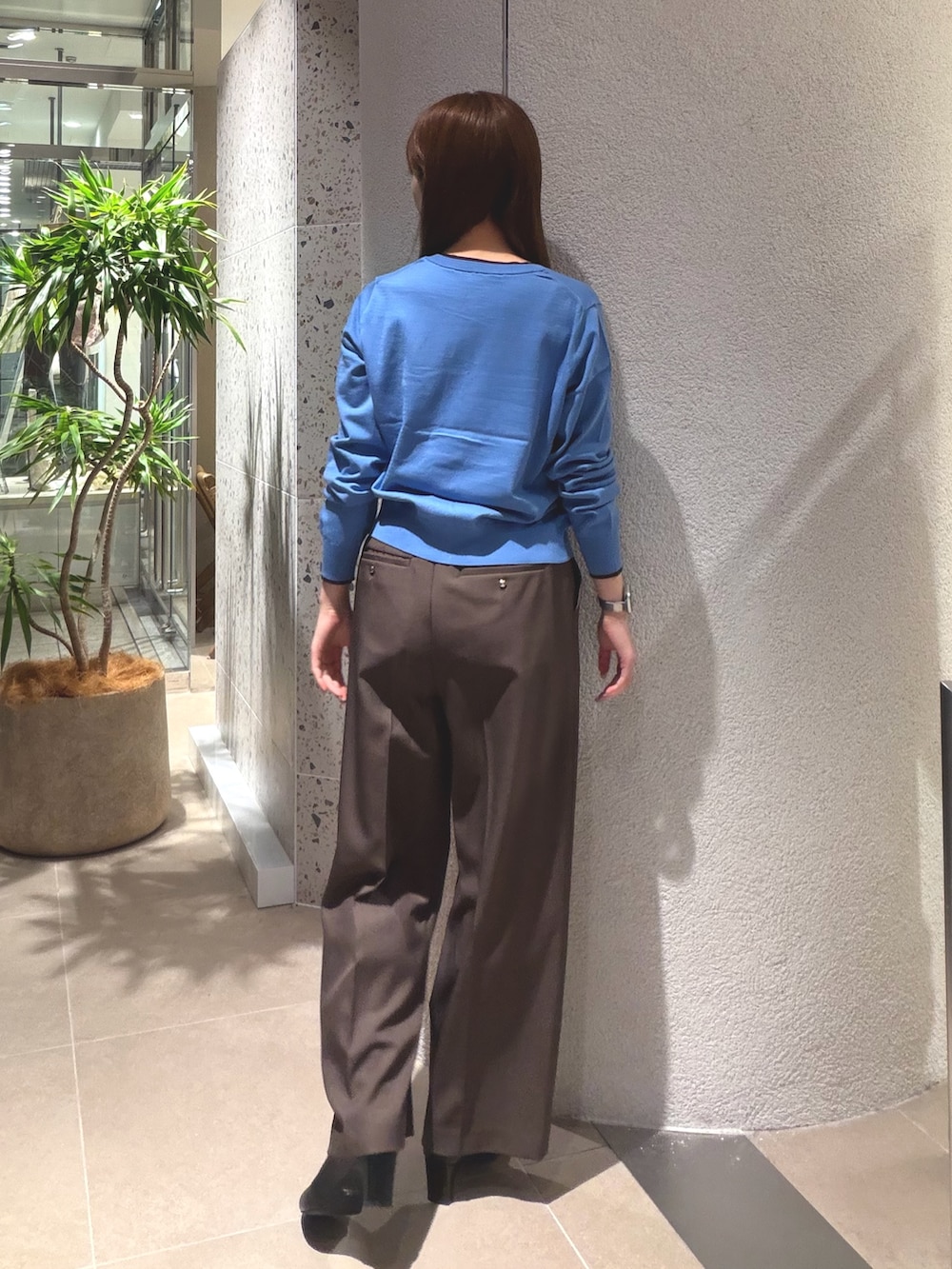ブルー系のカーディガン/ボレロ、ブラウン系のその他パンツ、ブラック系のブーツを着用したレディースの秋コーディネートの8枚目の写真