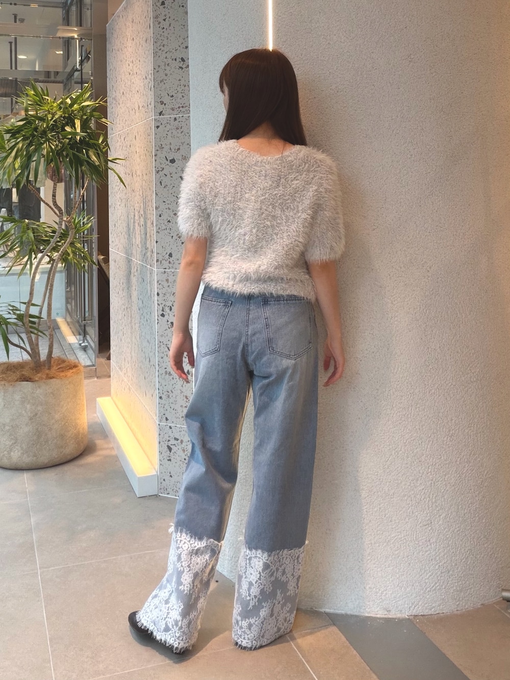 ブルー系のカーディガン/ボレロ、ブルー系のデニムパンツ、ブラウン系のブーツを着用したレディースの秋コーディネートの7枚目の写真