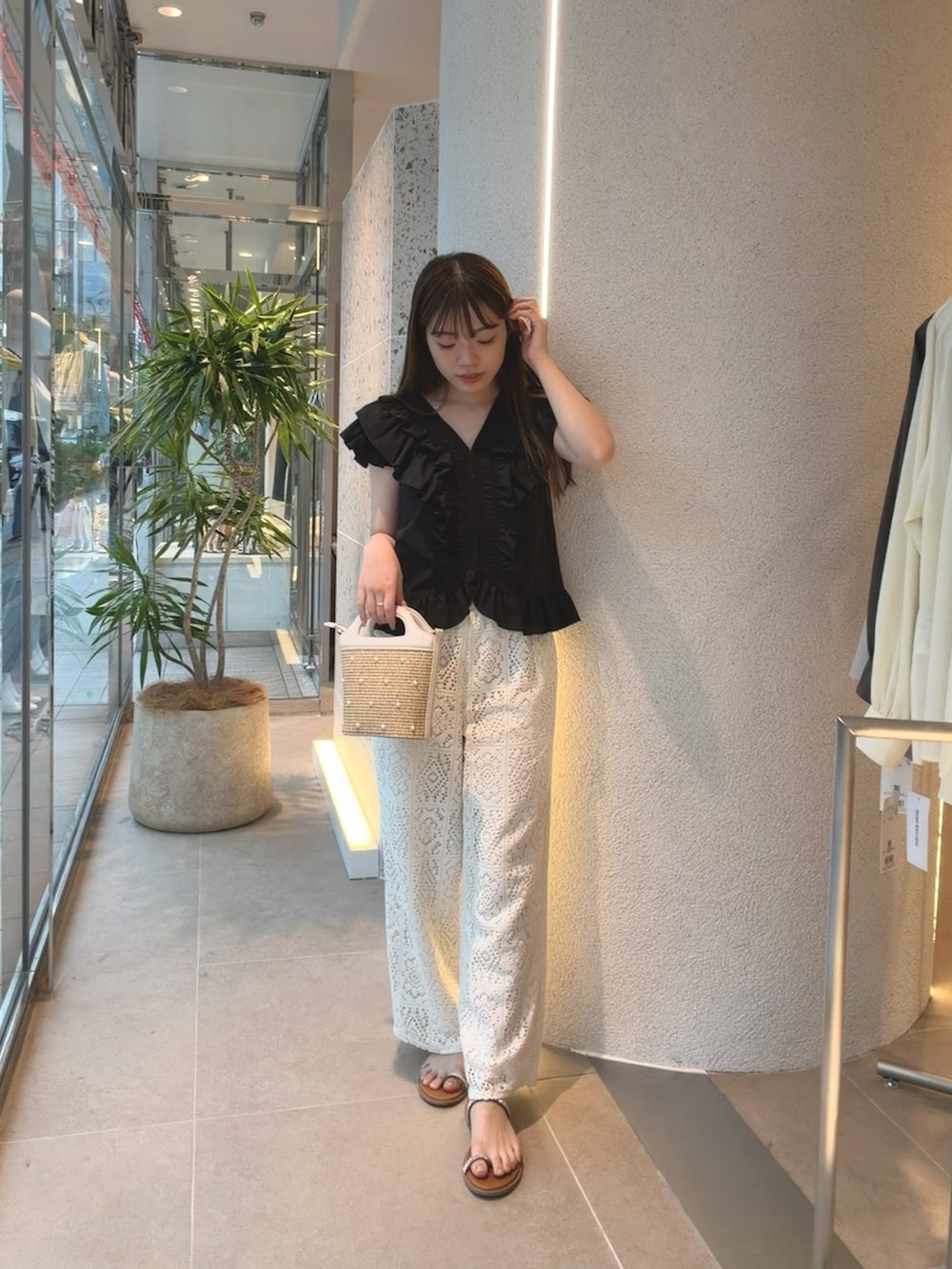 ブラック系のシャツ/ブラウス、ホワイト系のその他パンツ、ホワイト系のショルダーバッグを着用したレディースの春コーディネートの2枚目の写真
