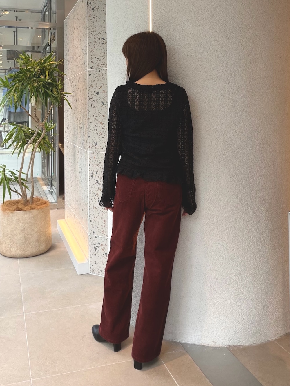 ブラック系のカーディガン/ボレロ、レッド系のその他パンツ、ブラック系のブーツを着用したレディースの秋コーディネートの8枚目の写真