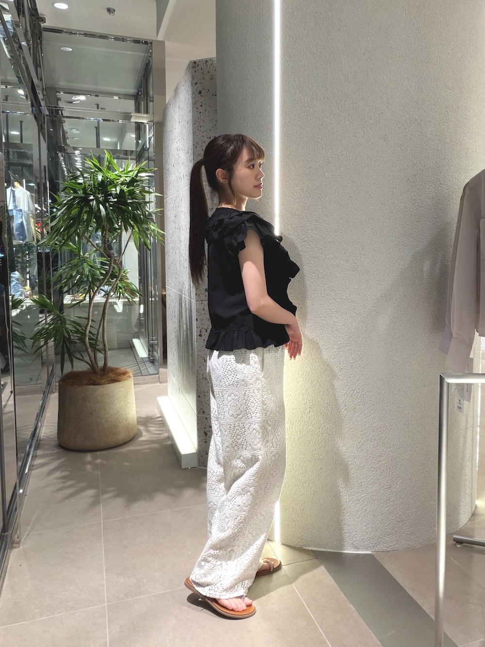 ブラック系のシャツ/ブラウス、ホワイト系のその他パンツ、ホワイト系のショルダーバッグを着用したレディースの春コーディネートの3枚目の写真