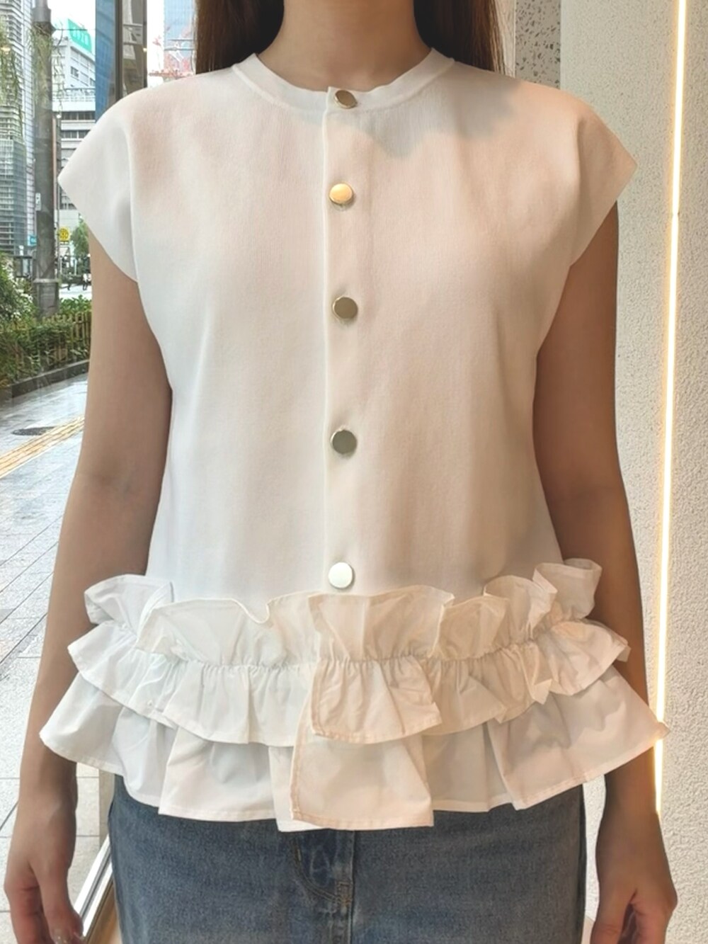 ホワイト系のベスト、ブルー系のデニムパンツ、ブラック系のサンダルを着用したレディースの夏コーディネートの9枚目の写真