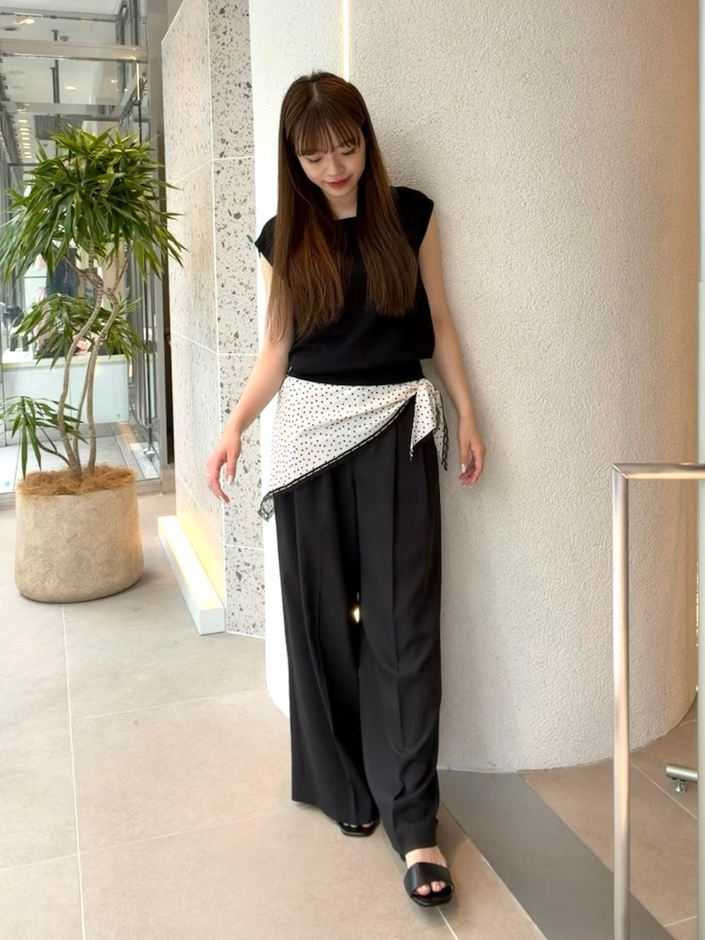 ブラック系のニット/セーター、ブラック系のその他パンツ、ブラック系のサンダルを着用したレディースの夏コーディネートの5枚目の写真