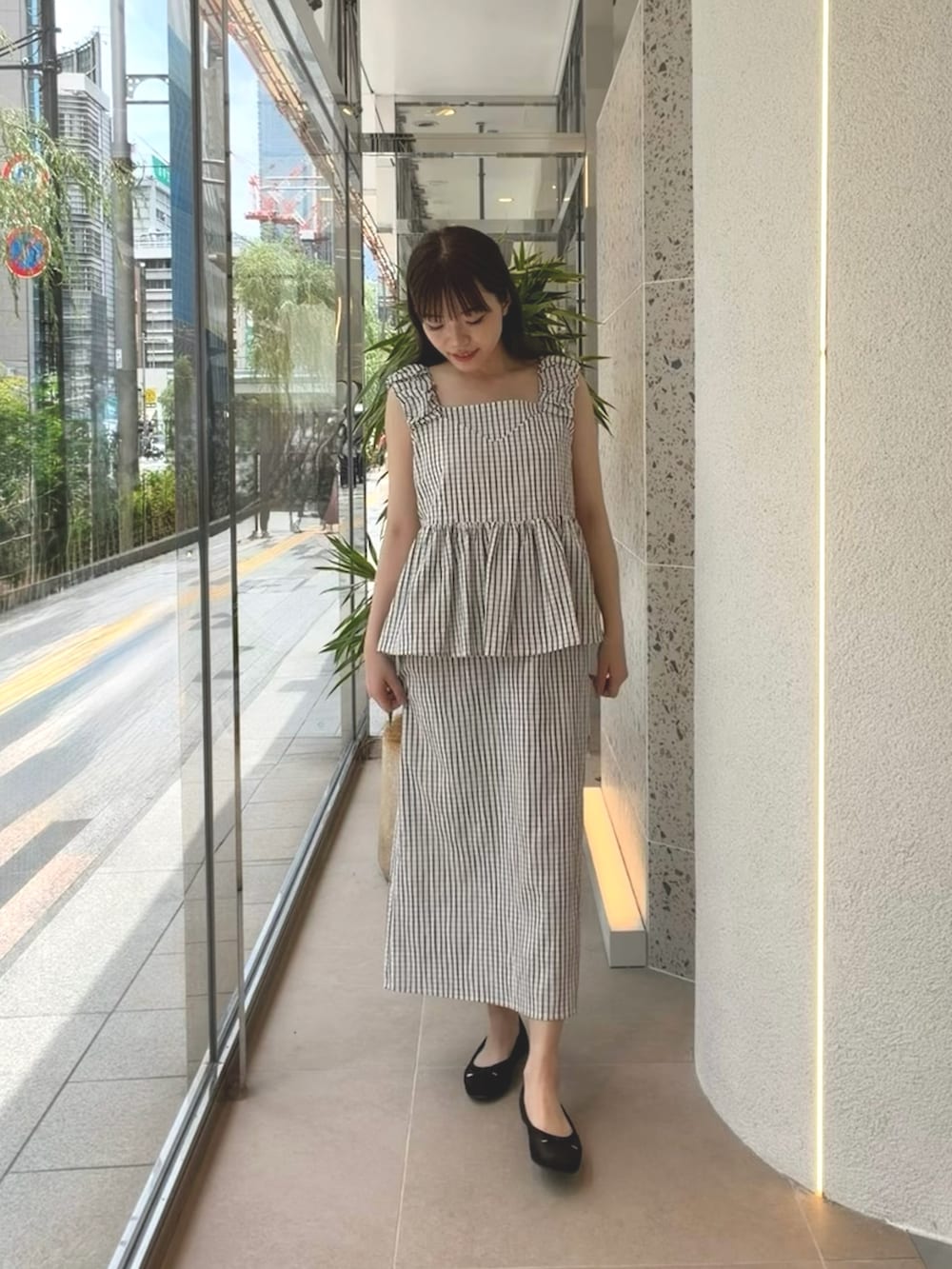 ホワイト系のシャツ/ブラウス、ホワイト系のワンピース、ブラック系のバレエシューズを着用したレディースの夏コーディネートの3枚目の写真
