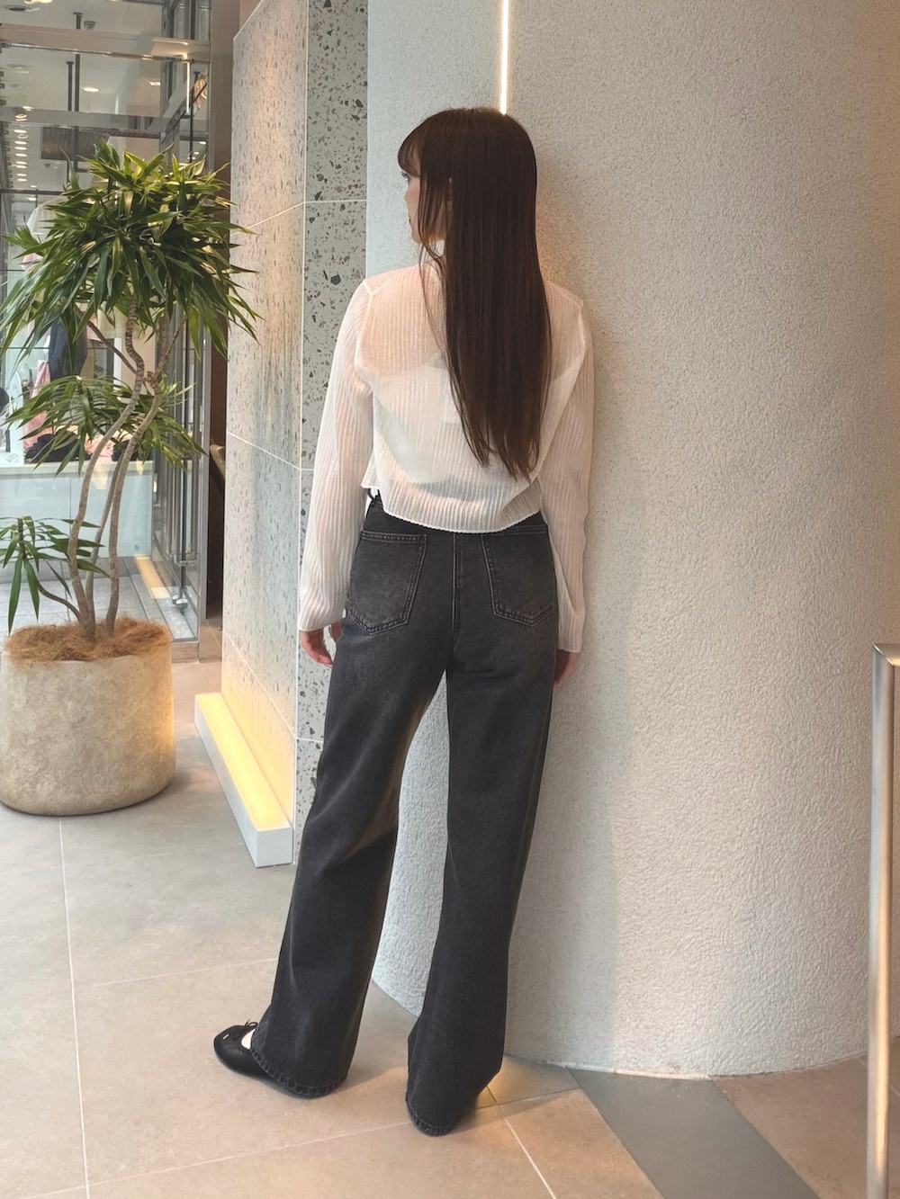 ホワイト系のカーディガン/ボレロ、ブラック系のデニムパンツ、ブラック系のバレエシューズを着用したレディースの夏コーディネートの8枚目の写真