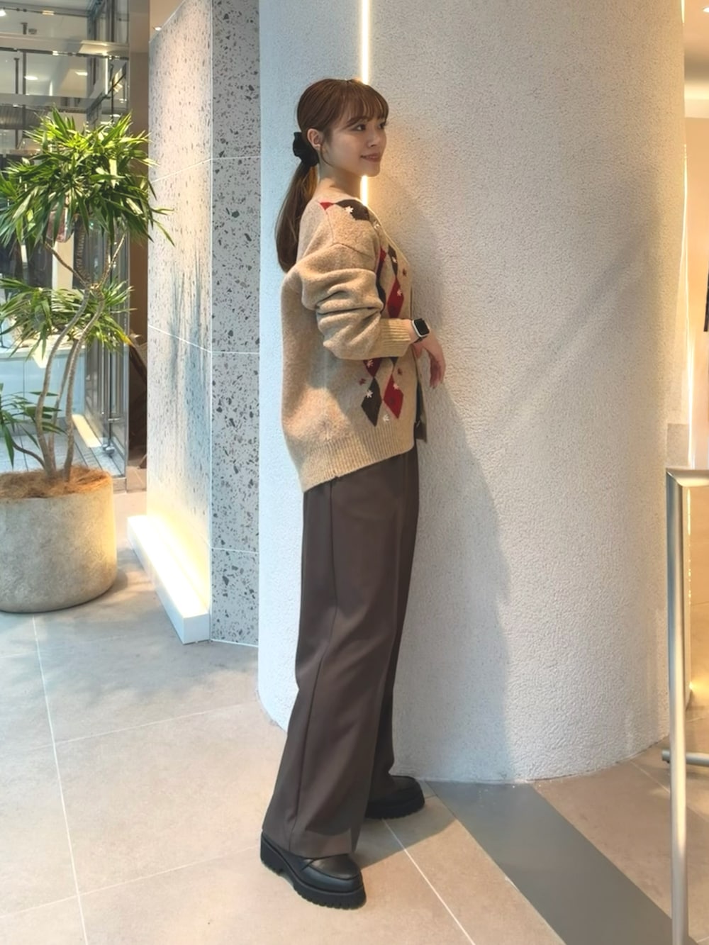 ベージュ系のカーディガン/ボレロ、ブラウン系のその他パンツ、ブラック系のローファーを着用したレディースの秋コーディネートの7枚目の写真
