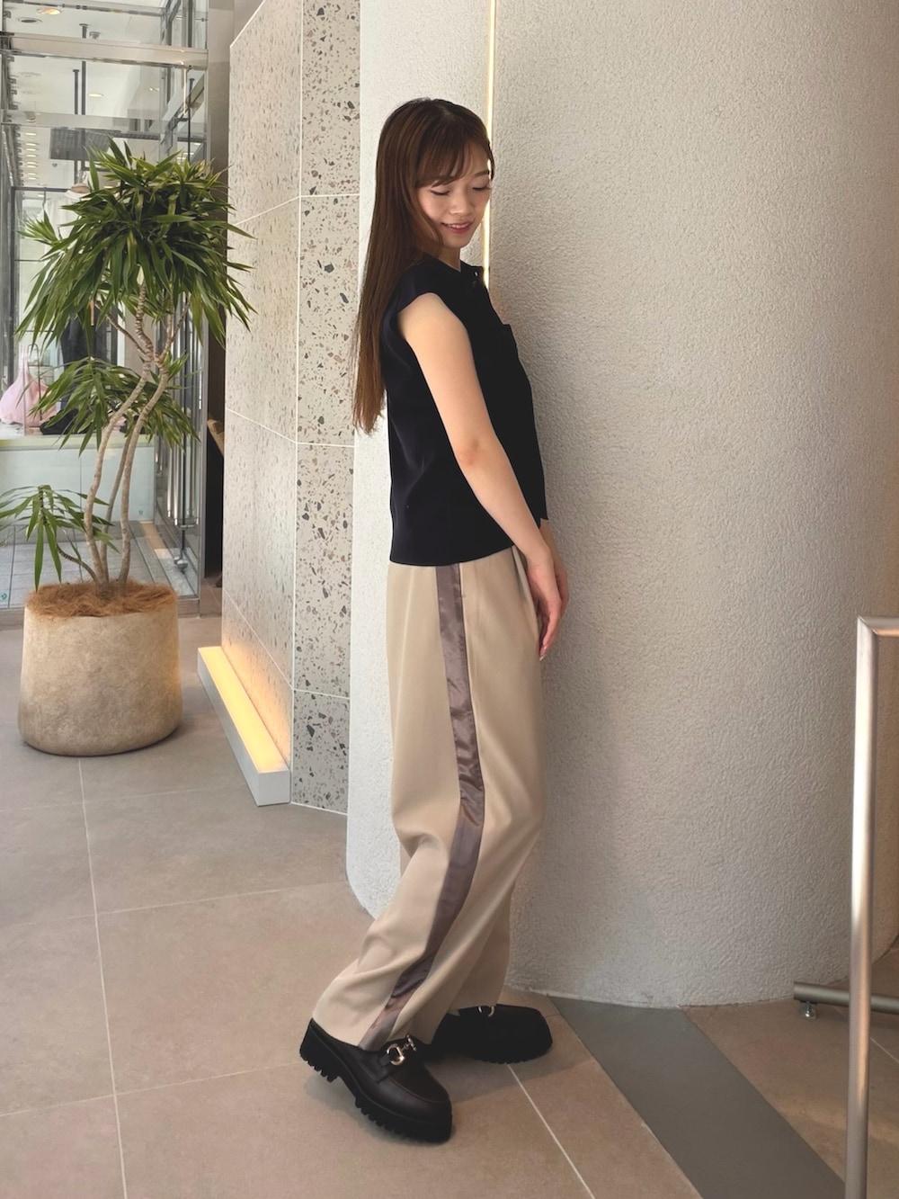 ブルー系のポロシャツ、ベージュ系のその他パンツ、ブラウン系のローファーを着用したレディースの夏コーディネートの7枚目の写真