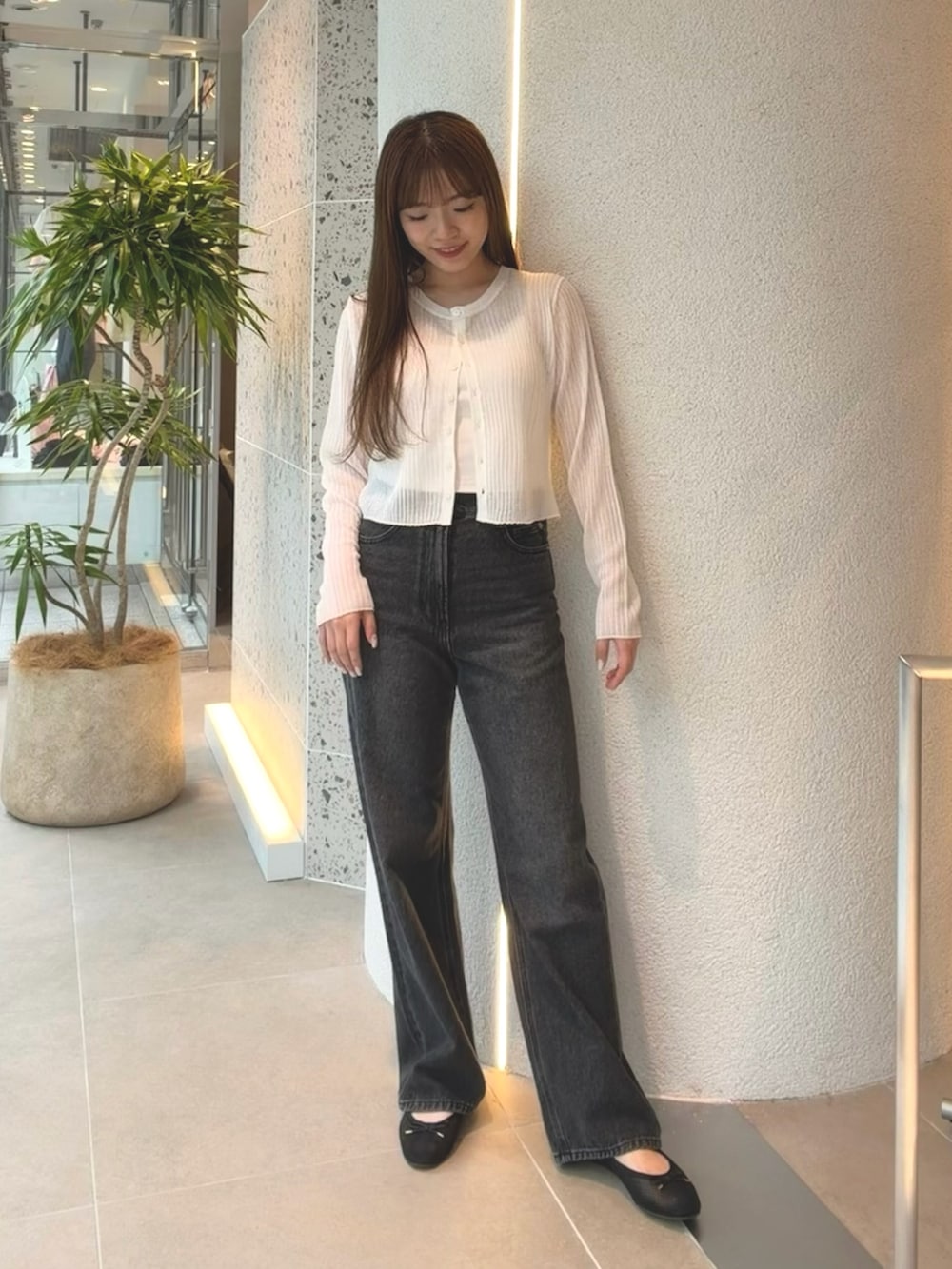 ホワイト系のカーディガン/ボレロ、ブラック系のデニムパンツ、ブラック系のバレエシューズを着用したレディースの夏コーディネートの2枚目の写真