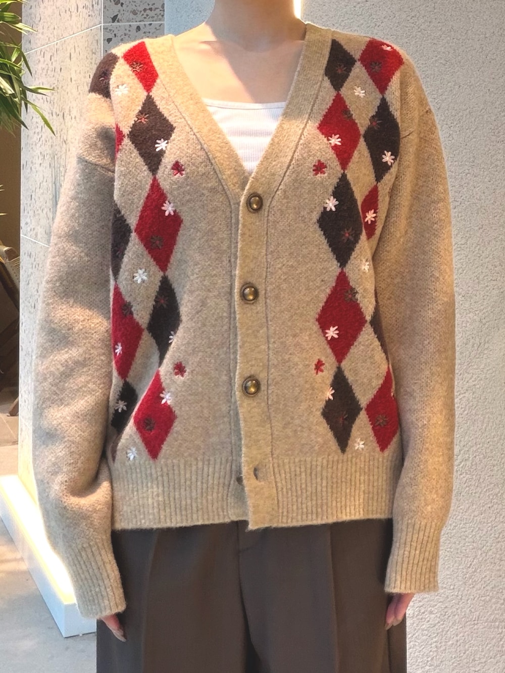 ベージュ系のカーディガン/ボレロ、ブラウン系のその他パンツ、ブラック系のローファーを着用したレディースの秋コーディネートの9枚目の写真