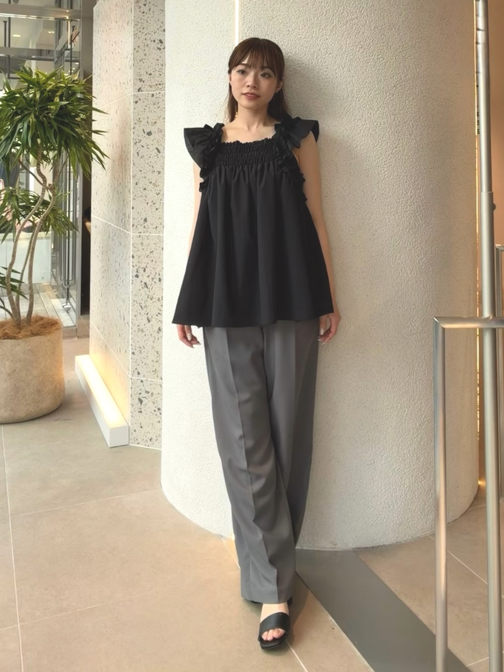 ブラック系のシャツ/ブラウス、グレー系のその他パンツ、ブラック系のサンダルを着用したレディースの夏コーディネートの2枚目の写真