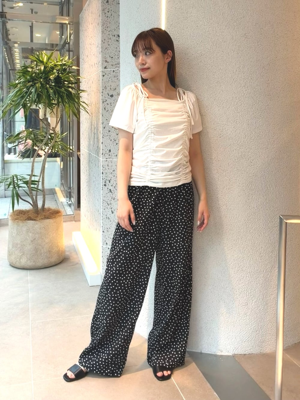 ホワイト系のTシャツ/カットソー、ブラック系のその他パンツ、ブラック系のサンダルを着用したレディースの夏コーディネートの5枚目の写真