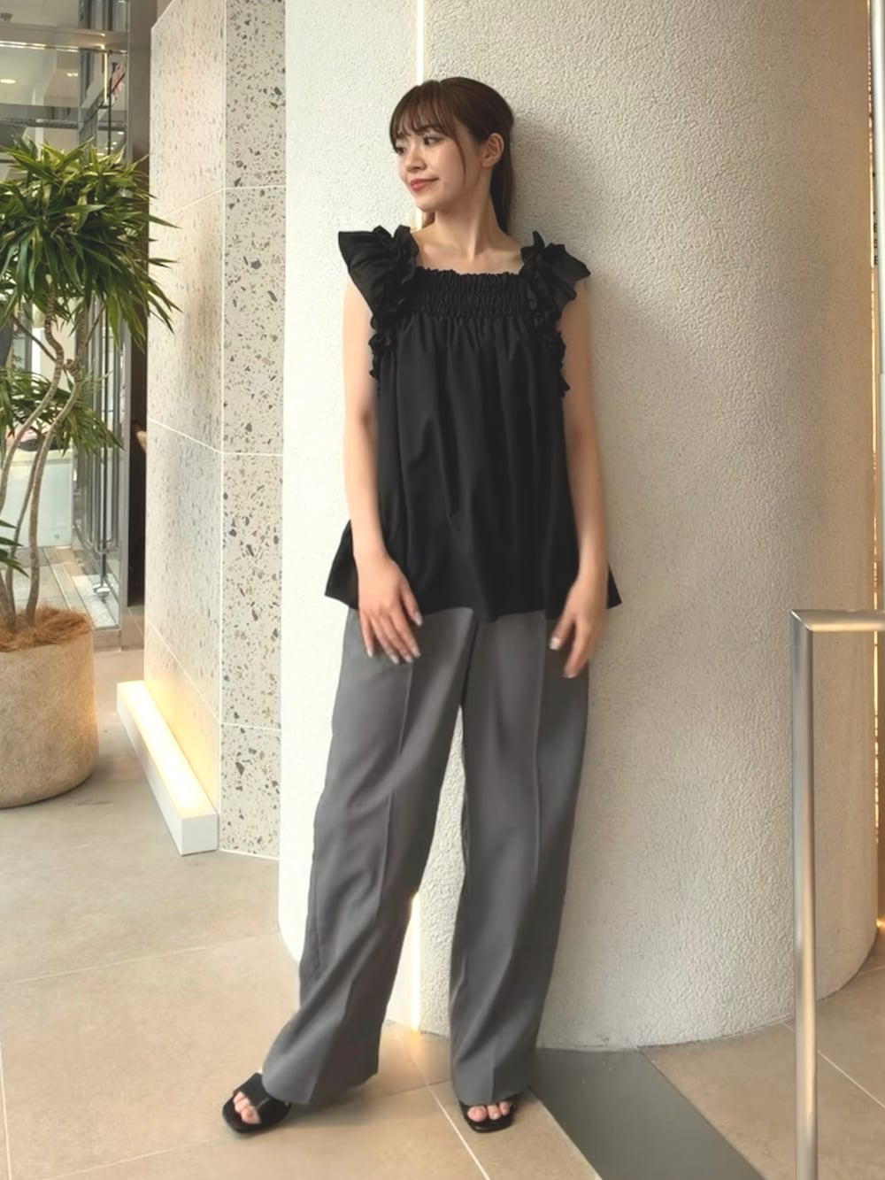 ブラック系のシャツ/ブラウス、グレー系のその他パンツ、ブラック系のサンダルを着用したレディースの夏コーディネートの6枚目の写真