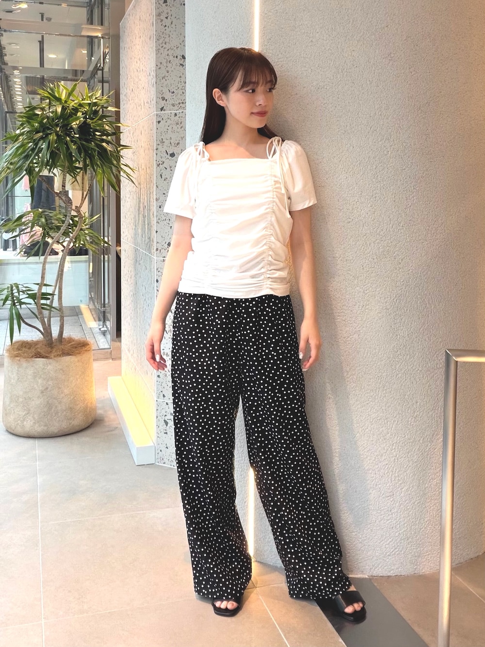 ホワイト系のTシャツ/カットソー、ブラック系のその他パンツ、ブラック系のサンダルを着用したレディースの夏コーディネートの4枚目の写真