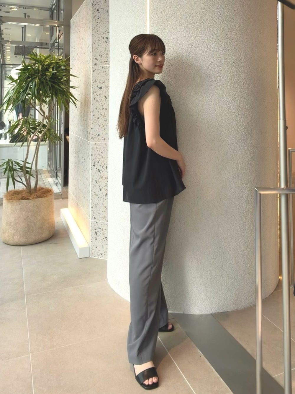 ブラック系のシャツ/ブラウス、グレー系のその他パンツ、ブラック系のサンダルを着用したレディースの夏コーディネートの7枚目の写真