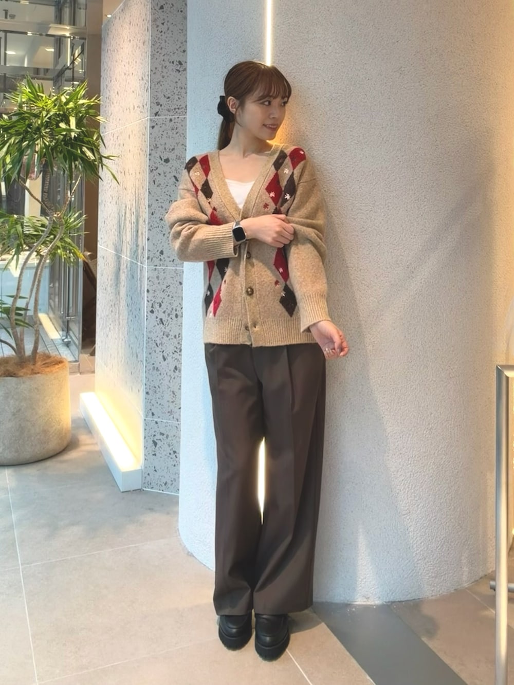 ベージュ系のカーディガン/ボレロ、ブラウン系のその他パンツ、ブラック系のローファーを着用したレディースの秋コーディネートの4枚目の写真