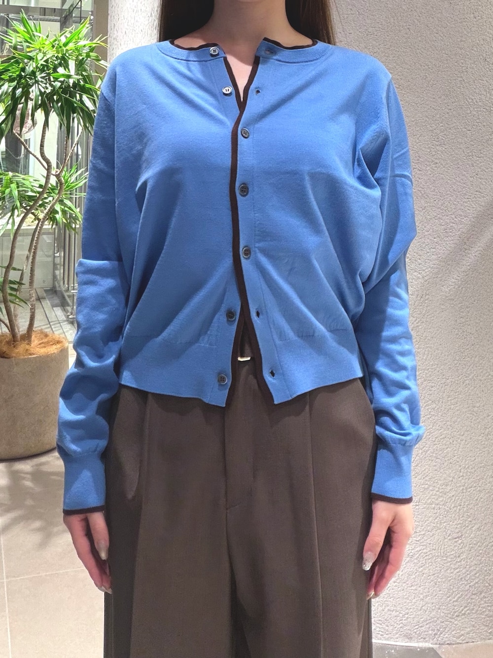 ブルー系のカーディガン/ボレロ、ブラウン系のその他パンツ、ブラック系のブーツを着用したレディースの秋コーディネートの9枚目の写真