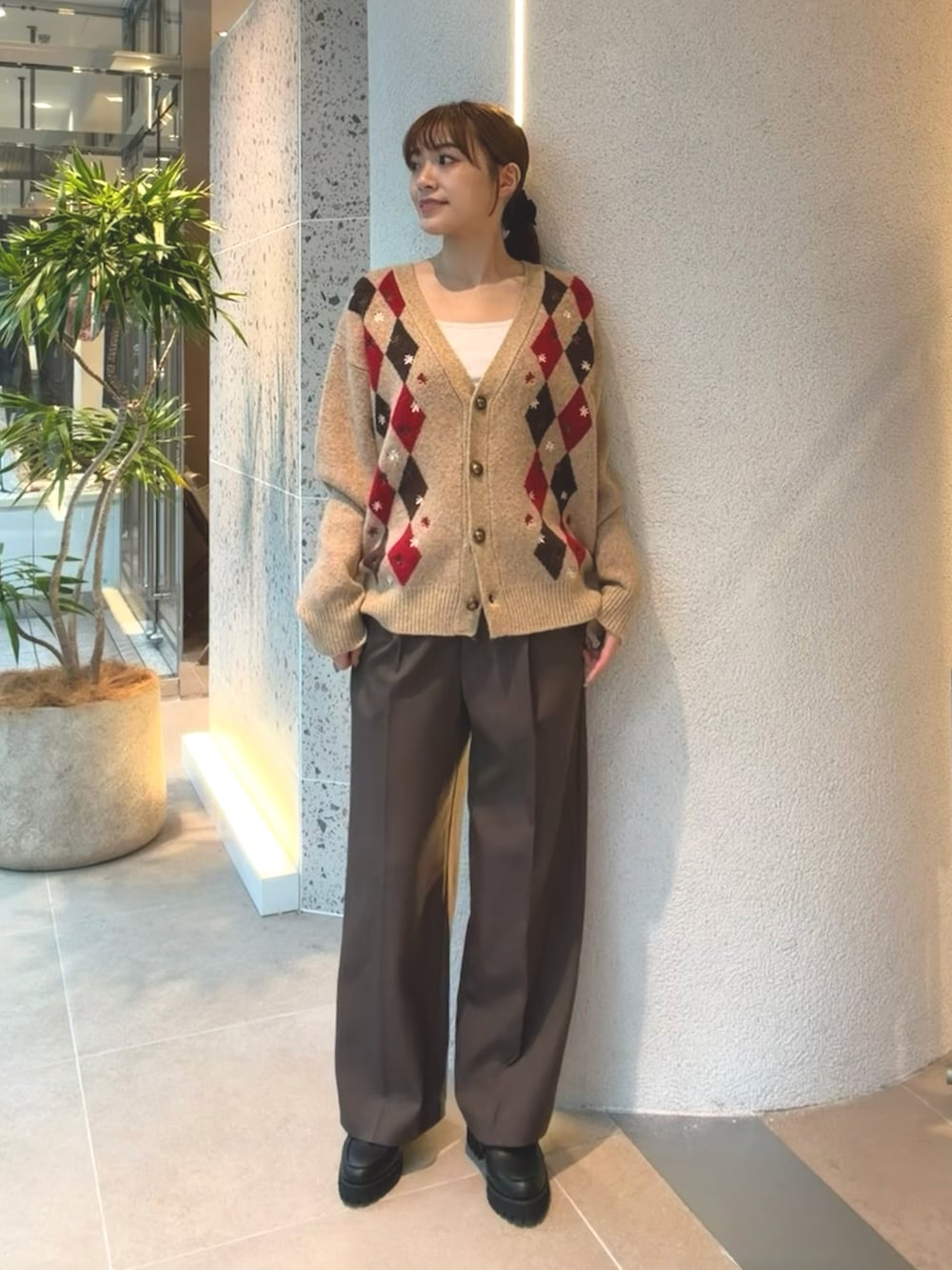 ベージュ系のカーディガン/ボレロ、ブラウン系のその他パンツ、ブラック系のローファーを着用したレディースの秋コーディネートの5枚目の写真