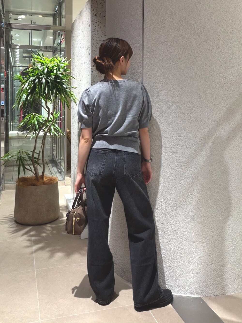 グレー系のカーディガン/ボレロ、ブラック系のデニムパンツ、ブラック系のローファーを着用したレディースの夏コーディネートの8枚目の写真
