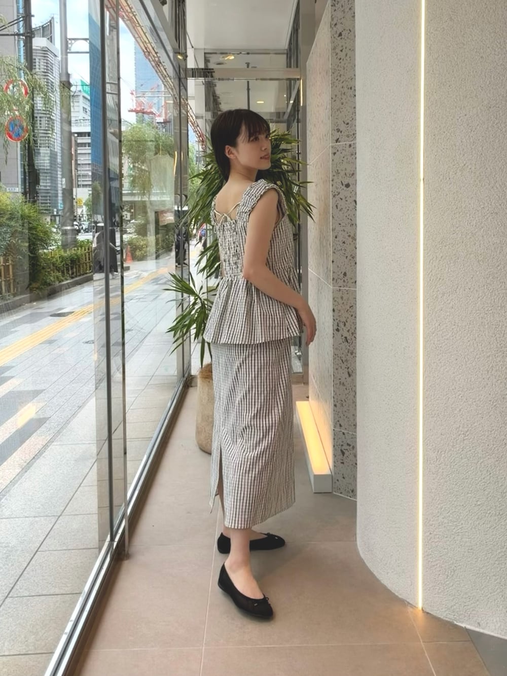 ホワイト系のシャツ/ブラウス、ホワイト系のワンピース、ブラック系のバレエシューズを着用したレディースの夏コーディネートの7枚目の写真