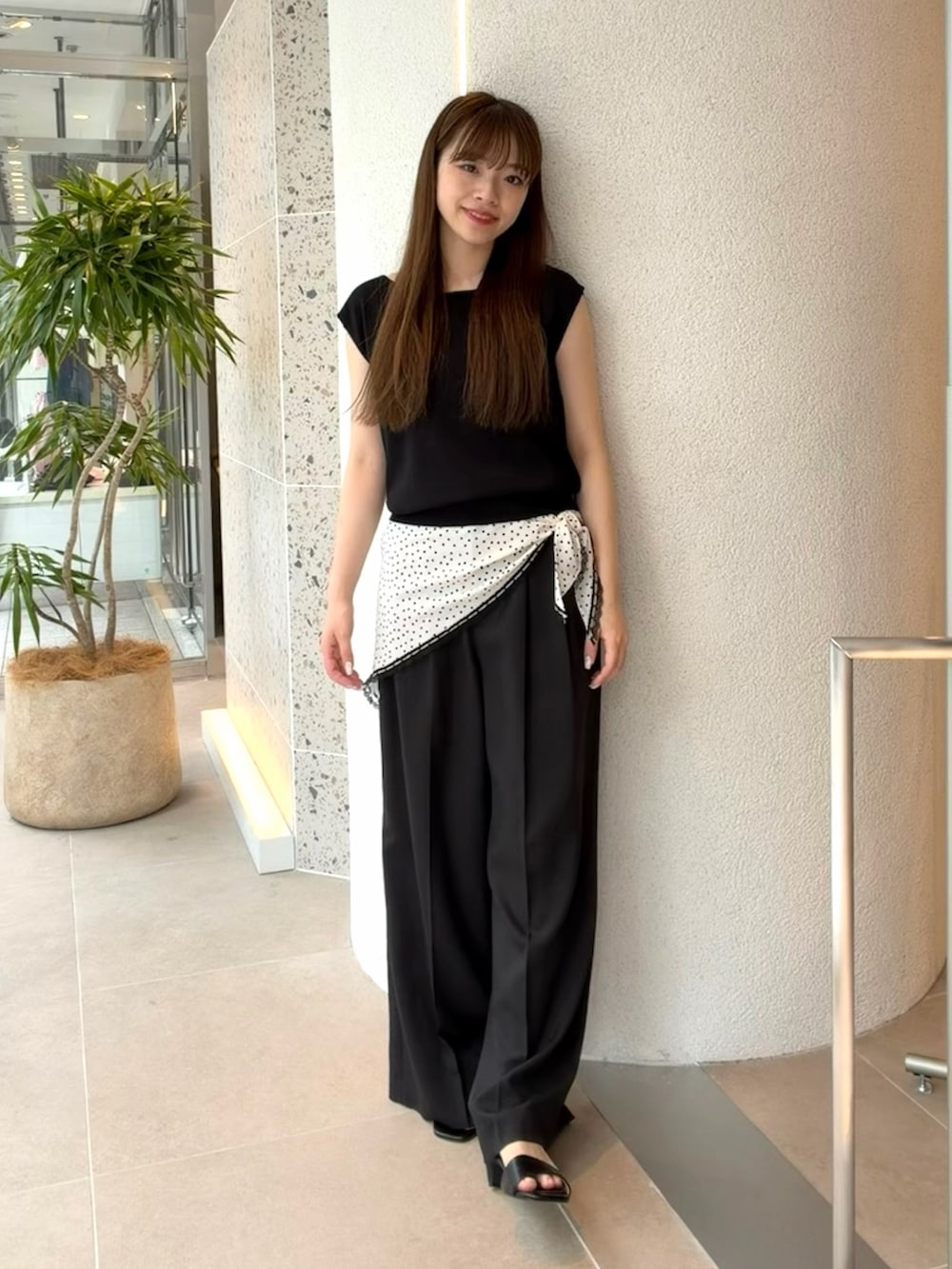 ブラック系のニット/セーター、ブラック系のその他パンツ、ブラック系のサンダルを着用したレディースの夏コーディネートの4枚目の写真