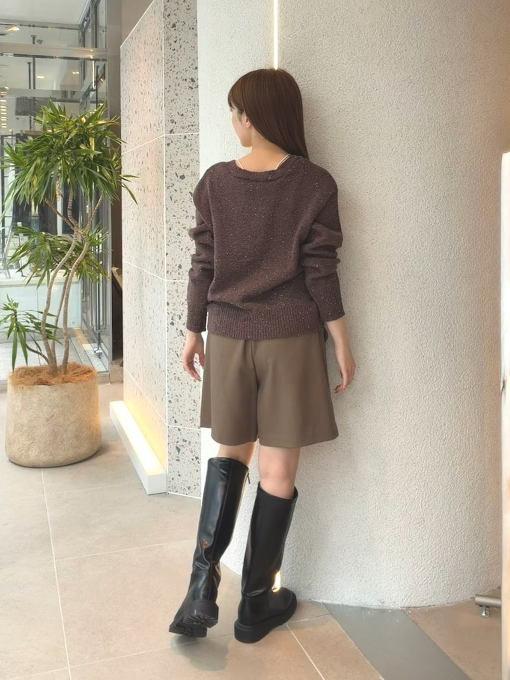 ブラウン系のカーディガン/ボレロ、ブラウン系のその他パンツ、ブラック系のブーツを着用したレディースの秋コーディネートの8枚目の写真