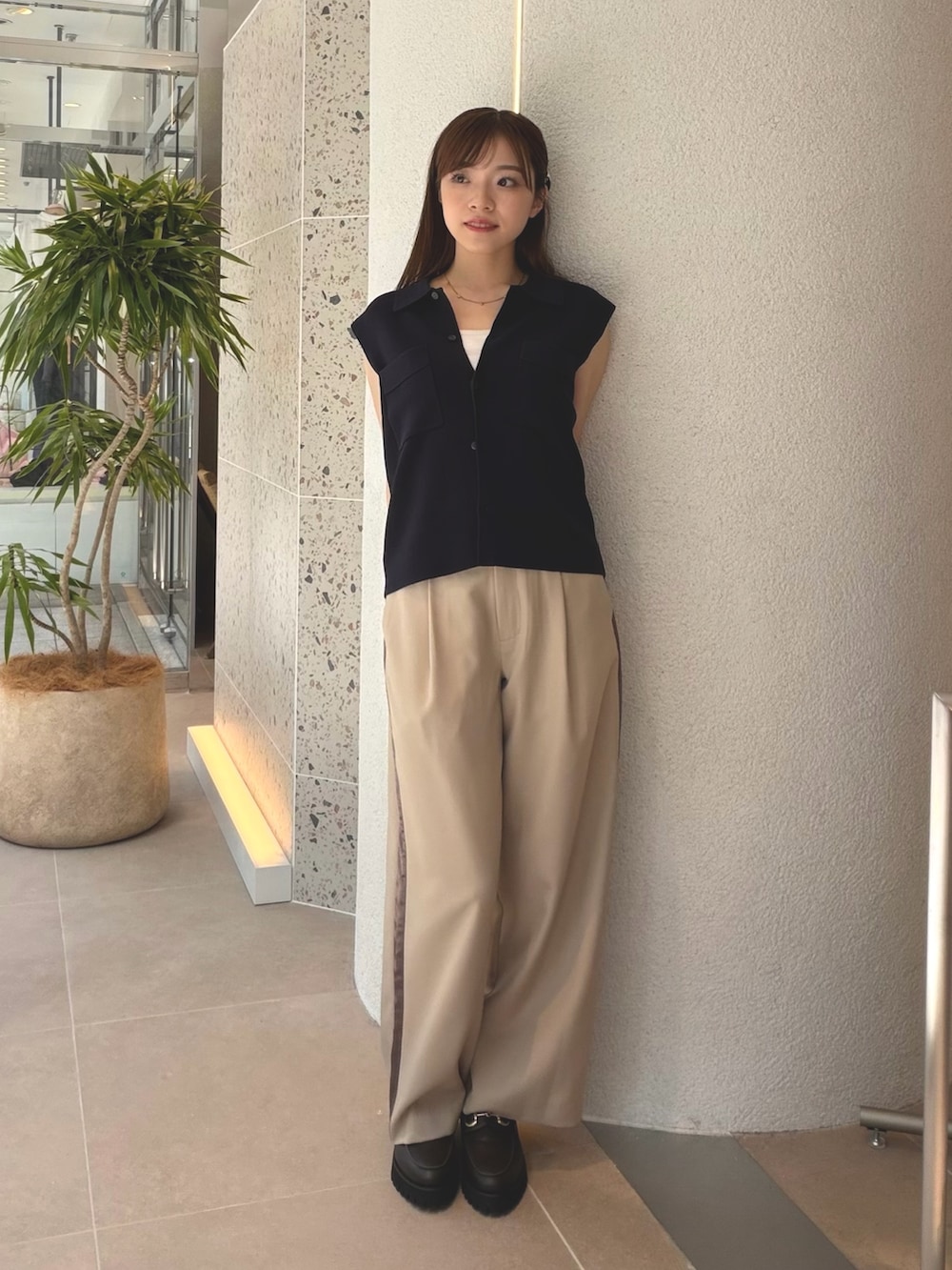 ブルー系のポロシャツ、ベージュ系のその他パンツ、ブラウン系のローファーを着用したレディースの夏コーディネートの2枚目の写真