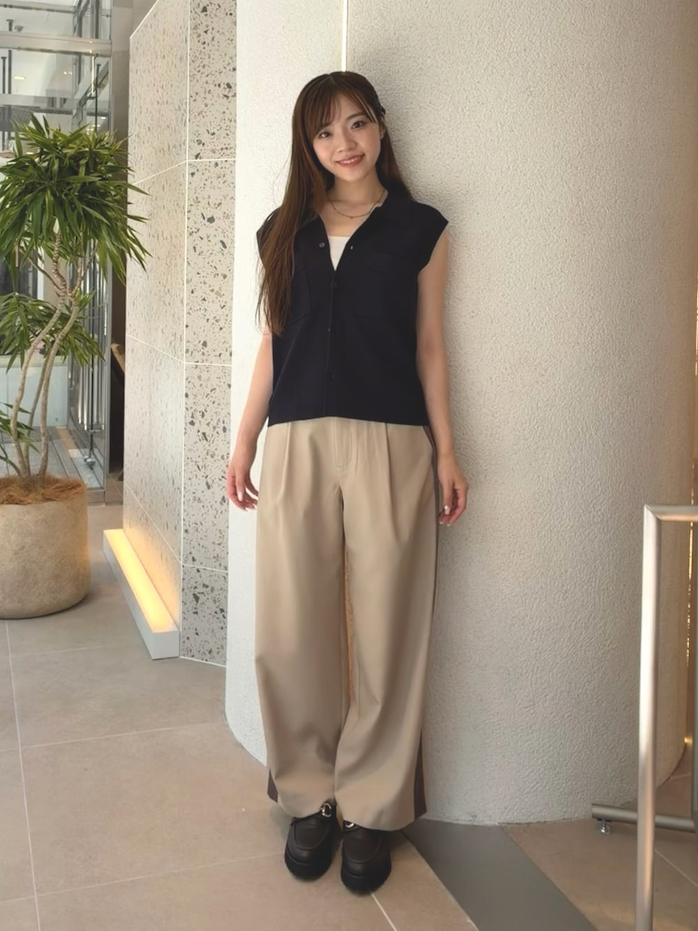 ブルー系のポロシャツ、ベージュ系のその他パンツ、ブラウン系のローファーを着用したレディースの夏コーディネートの4枚目の写真