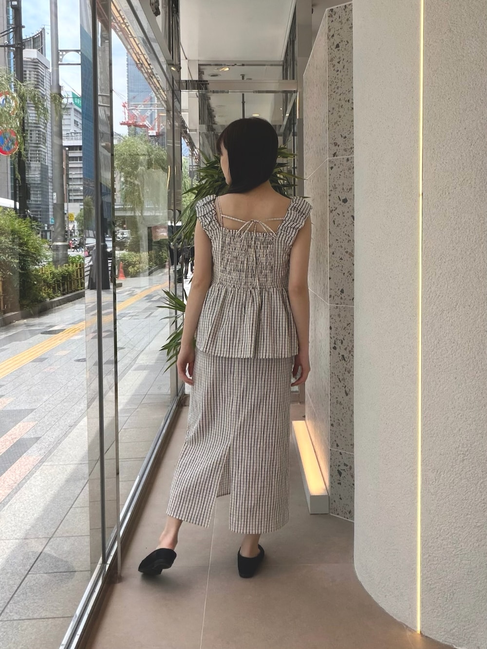 ホワイト系のシャツ/ブラウス、ホワイト系のワンピース、ブラック系のバレエシューズを着用したレディースの夏コーディネートの8枚目の写真