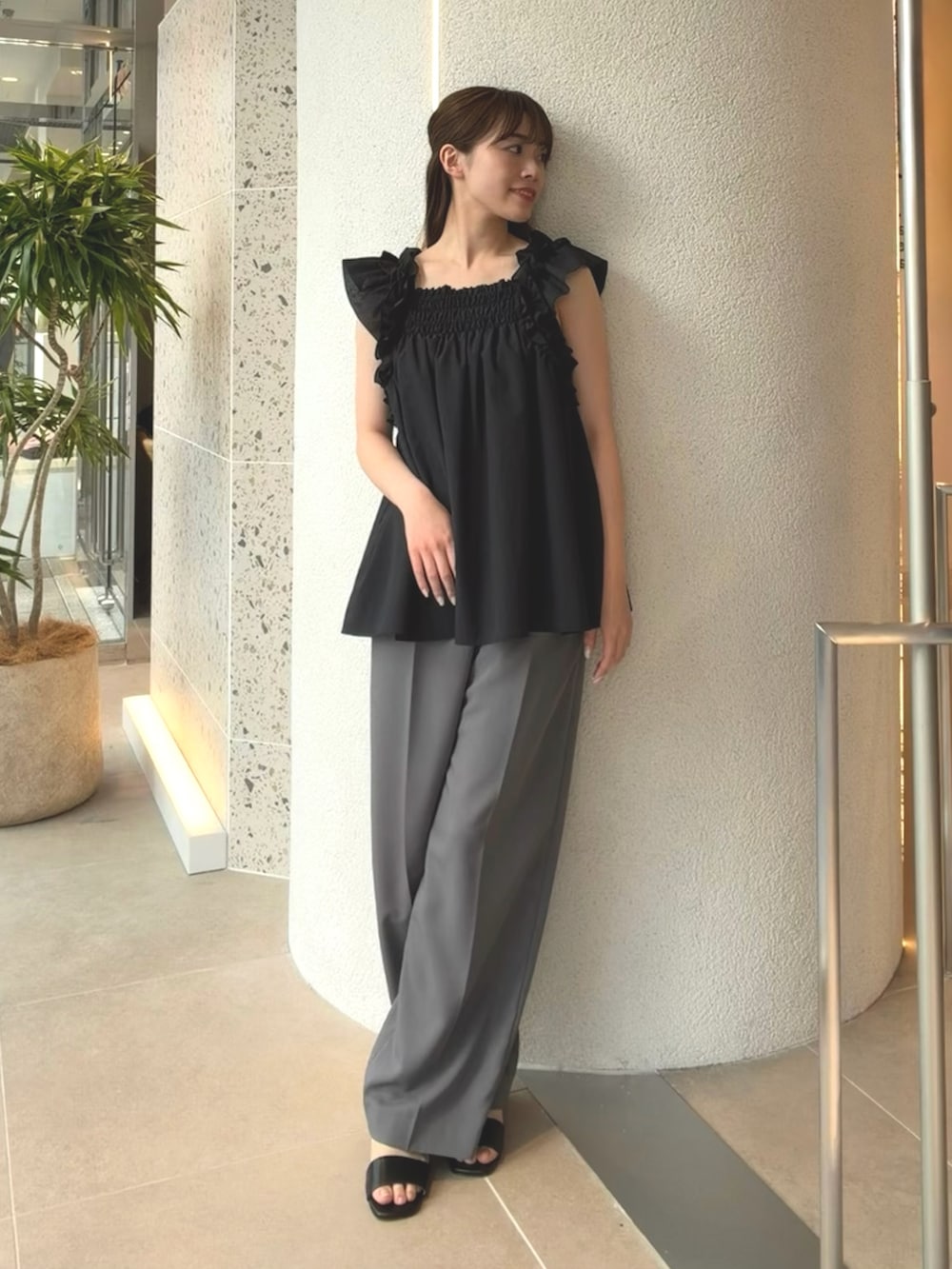 ブラック系のシャツ/ブラウス、グレー系のその他パンツ、ブラック系のサンダルを着用したレディースの夏コーディネートの4枚目の写真