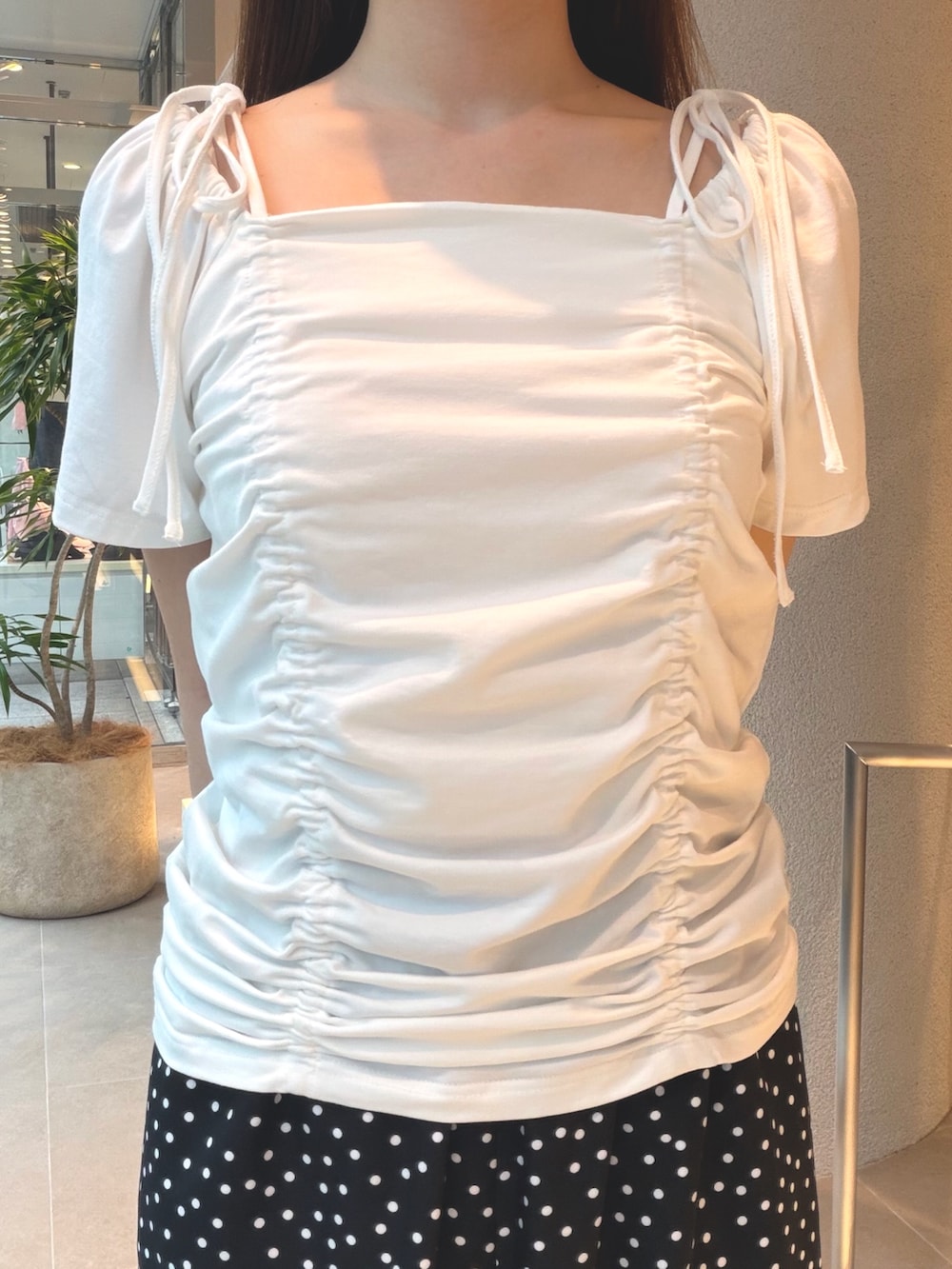 ホワイト系のTシャツ/カットソー、ブラック系のその他パンツ、ブラック系のサンダルを着用したレディースの夏コーディネートの8枚目の写真