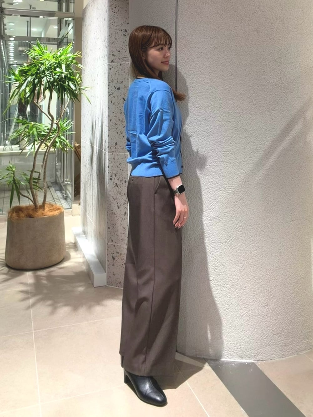 ブルー系のカーディガン/ボレロ、ブラウン系のその他パンツ、ブラック系のブーツを着用したレディースの秋コーディネートの7枚目の写真