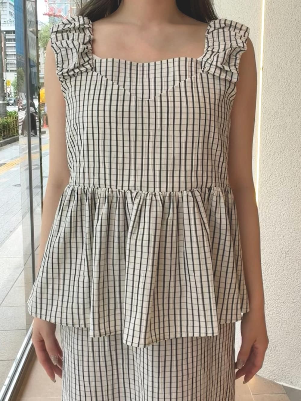 ホワイト系のシャツ/ブラウス、ホワイト系のワンピース、ブラック系のバレエシューズを着用したレディースの夏コーディネートの9枚目の写真